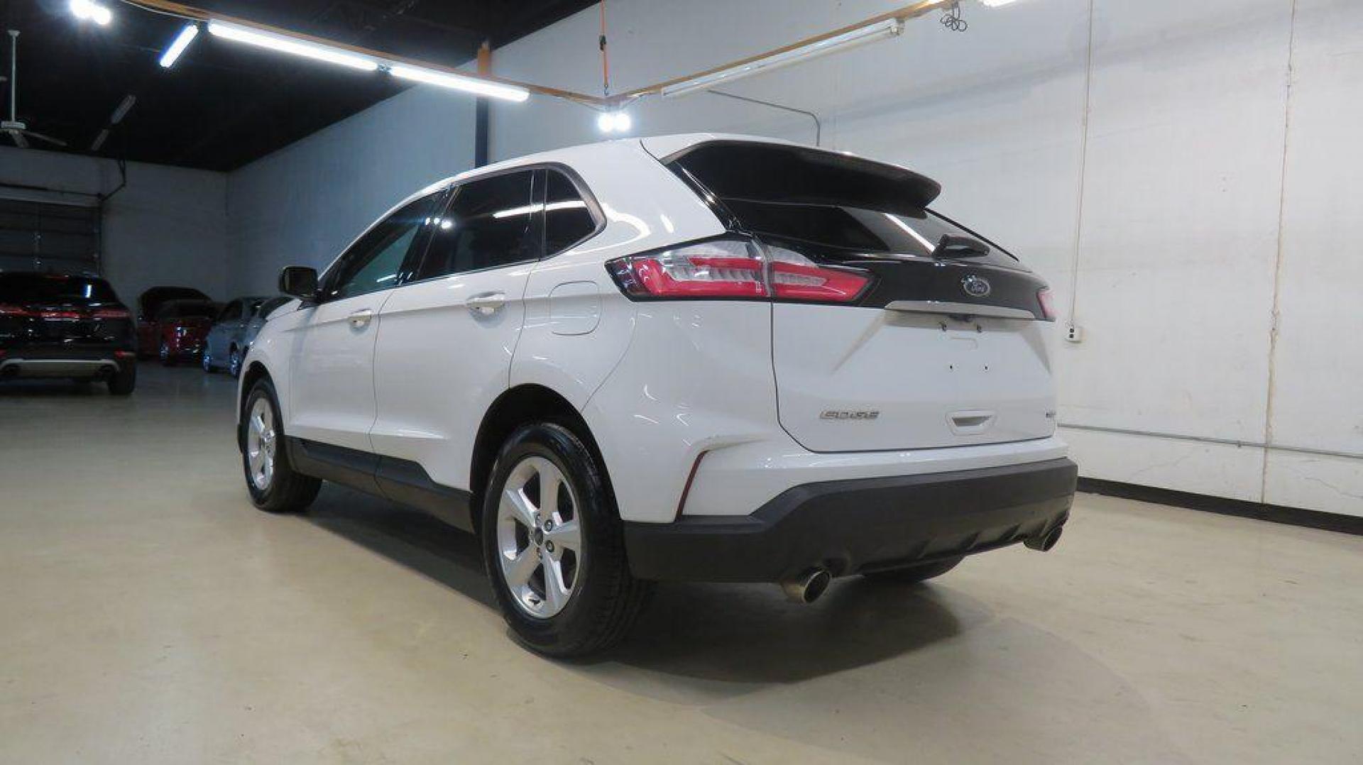 2019 Oxford White /Dune Ford Edge SE (2FMPK3G95KB) with an EcoBoost 2.0L I4 GTDi DOHC Turbocharged VCT engine, Automatic transmission, located at 15300 Midway Rd., Addison, TX, 75001, (972) 702-0011, 32.958321, -96.838074 - 2019 Ford Edge SE<br>Available Now at Midway Auto Group Addison, Texas<br><br>Step into comfort and confidence with this stylish 2019 Ford Edge SE. Designed to provide a perfect blend of performance, technology, and versatility, the Edge makes every drive enjoyablewhether navigating the streets of - Photo#3