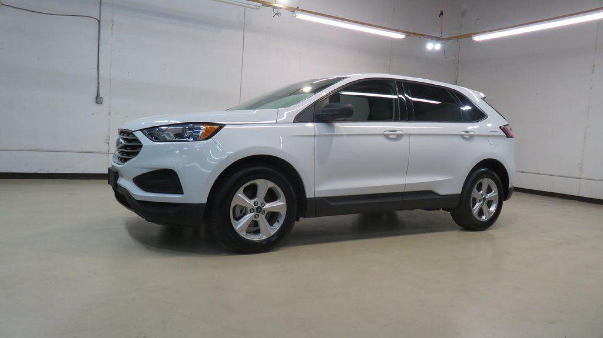 2019 Oxford White /Dune Ford Edge SE (2FMPK3G95KB) with an EcoBoost 2.0L I4 GTDi DOHC Turbocharged VCT engine, Automatic transmission, located at 15300 Midway Rd., Addison, TX, 75001, (972) 702-0011, 32.958321, -96.838074 - 2019 Ford Edge SE<br>Available Now at Midway Auto Group Addison, Texas<br><br>Step into comfort and confidence with this stylish 2019 Ford Edge SE. Designed to provide a perfect blend of performance, technology, and versatility, the Edge makes every drive enjoyablewhether navigating the streets of - Photo#4