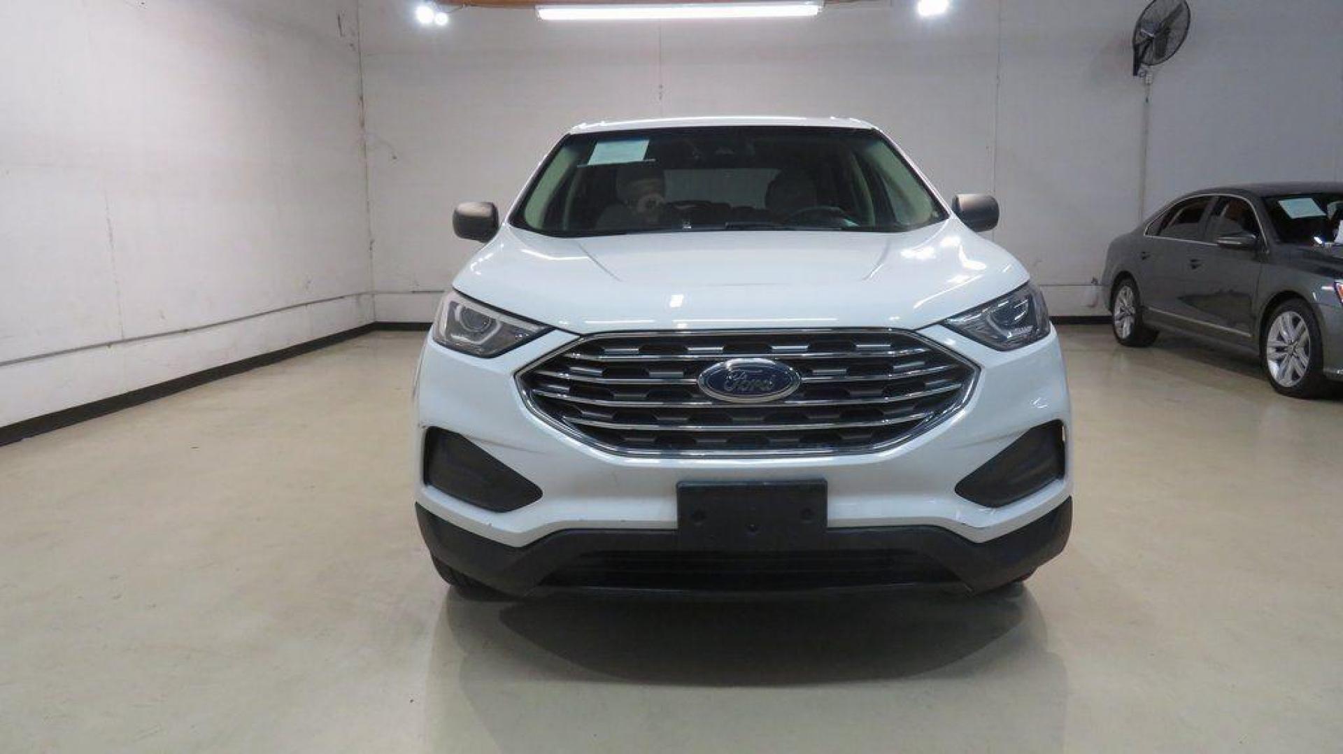 2019 Oxford White /Dune Ford Edge SE (2FMPK3G95KB) with an EcoBoost 2.0L I4 GTDi DOHC Turbocharged VCT engine, Automatic transmission, located at 15300 Midway Rd., Addison, TX, 75001, (972) 702-0011, 32.958321, -96.838074 - 2019 Ford Edge SE<br>Available Now at Midway Auto Group Addison, Texas<br><br>Step into comfort and confidence with this stylish 2019 Ford Edge SE. Designed to provide a perfect blend of performance, technology, and versatility, the Edge makes every drive enjoyablewhether navigating the streets of - Photo#5