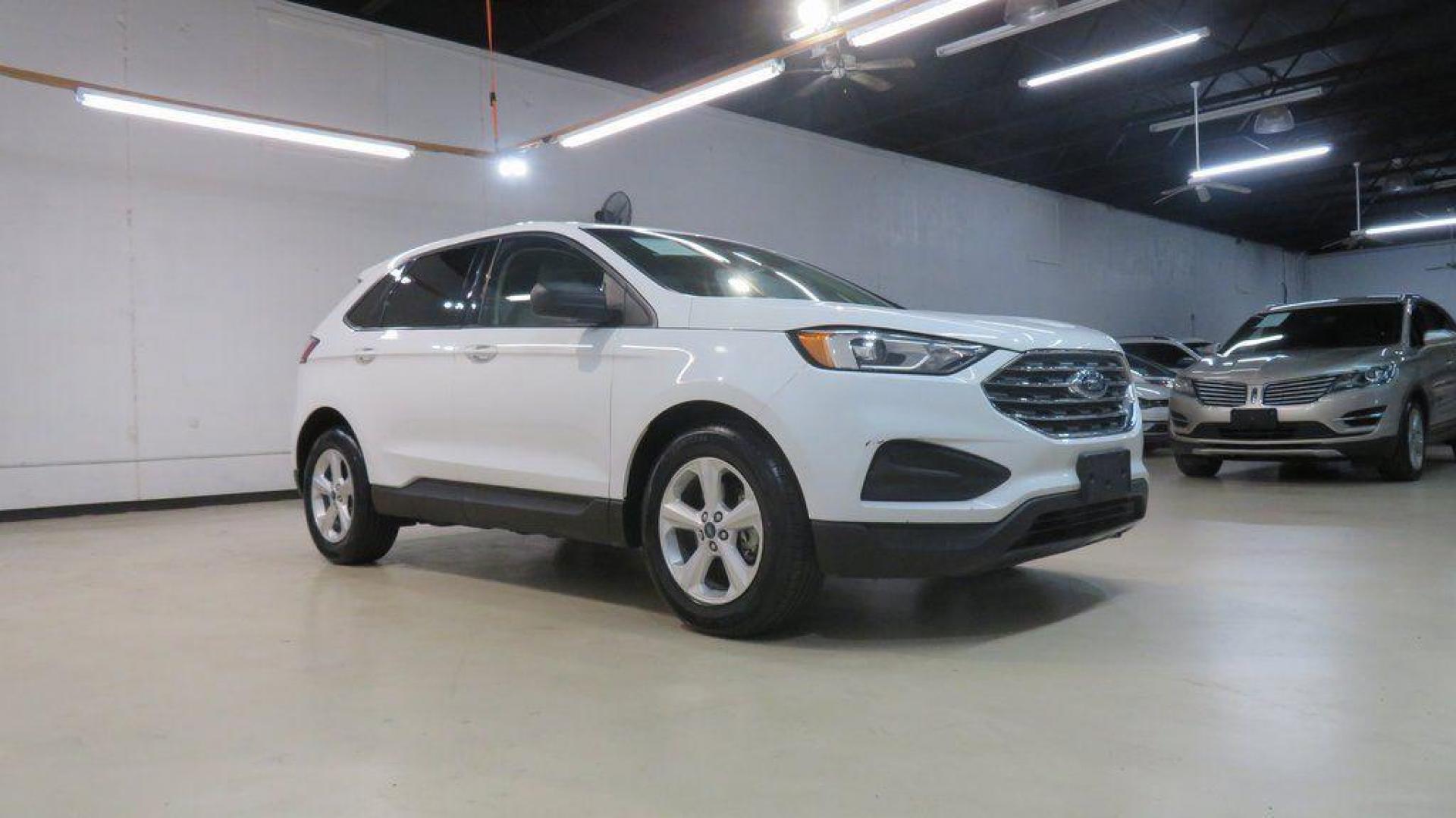 2019 Oxford White /Dune Ford Edge SE (2FMPK3G95KB) with an EcoBoost 2.0L I4 GTDi DOHC Turbocharged VCT engine, Automatic transmission, located at 15300 Midway Rd., Addison, TX, 75001, (972) 702-0011, 32.958321, -96.838074 - 2019 Ford Edge SE<br>Available Now at Midway Auto Group Addison, Texas<br><br>Step into comfort and confidence with this stylish 2019 Ford Edge SE. Designed to provide a perfect blend of performance, technology, and versatility, the Edge makes every drive enjoyablewhether navigating the streets of - Photo#6