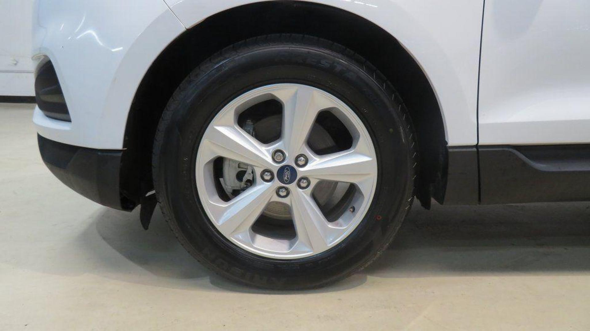 2019 Oxford White /Dune Ford Edge SE (2FMPK3G95KB) with an EcoBoost 2.0L I4 GTDi DOHC Turbocharged VCT engine, Automatic transmission, located at 15300 Midway Rd., Addison, TX, 75001, (972) 702-0011, 32.958321, -96.838074 - 2019 Ford Edge SE<br>Available Now at Midway Auto Group Addison, Texas<br><br>Step into comfort and confidence with this stylish 2019 Ford Edge SE. Designed to provide a perfect blend of performance, technology, and versatility, the Edge makes every drive enjoyablewhether navigating the streets of - Photo#8