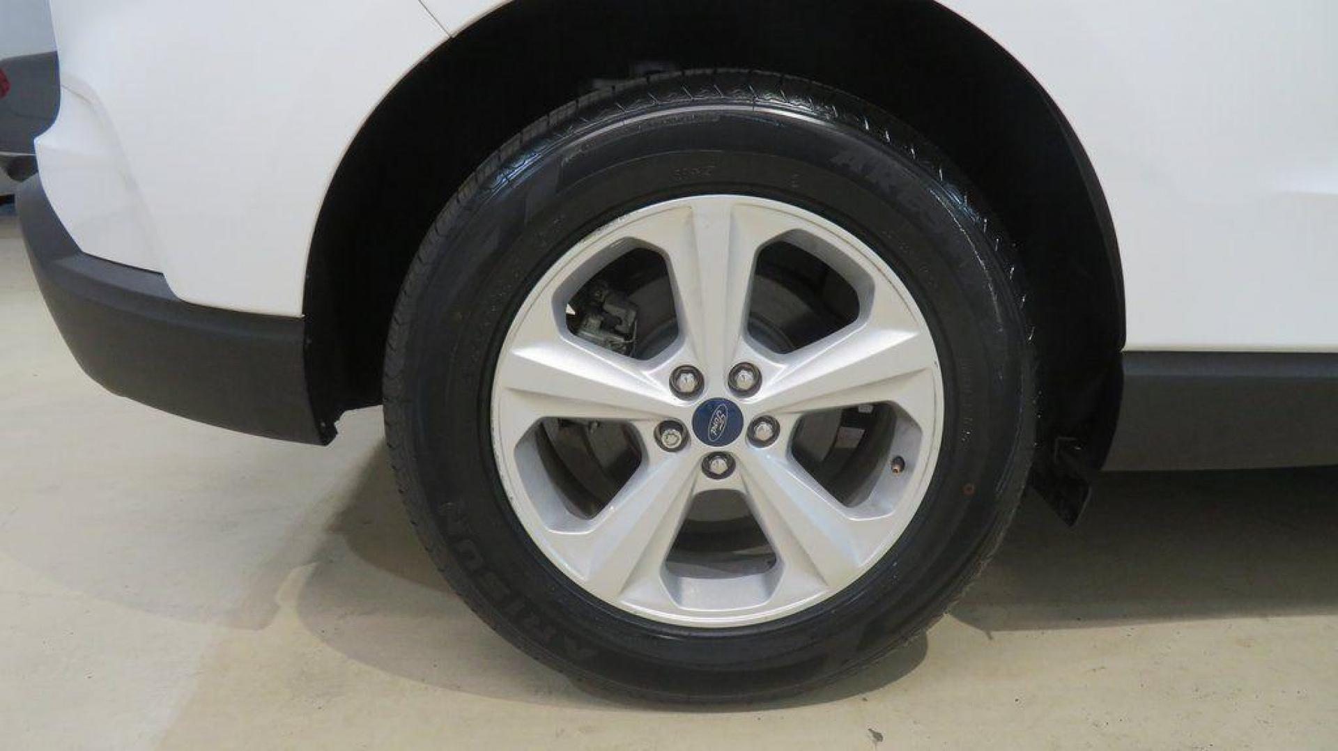 2019 Oxford White /Dune Ford Edge SE (2FMPK3G95KB) with an EcoBoost 2.0L I4 GTDi DOHC Turbocharged VCT engine, Automatic transmission, located at 15300 Midway Rd., Addison, TX, 75001, (972) 702-0011, 32.958321, -96.838074 - 2019 Ford Edge SE<br>Available Now at Midway Auto Group Addison, Texas<br><br>Step into comfort and confidence with this stylish 2019 Ford Edge SE. Designed to provide a perfect blend of performance, technology, and versatility, the Edge makes every drive enjoyablewhether navigating the streets of - Photo#10