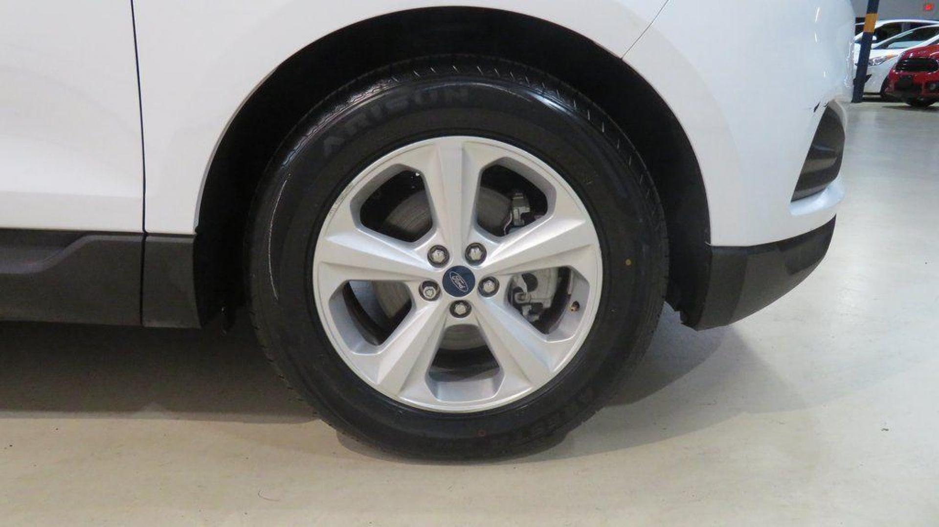 2019 Oxford White /Dune Ford Edge SE (2FMPK3G95KB) with an EcoBoost 2.0L I4 GTDi DOHC Turbocharged VCT engine, Automatic transmission, located at 15300 Midway Rd., Addison, TX, 75001, (972) 702-0011, 32.958321, -96.838074 - 2019 Ford Edge SE<br>Available Now at Midway Auto Group Addison, Texas<br><br>Step into comfort and confidence with this stylish 2019 Ford Edge SE. Designed to provide a perfect blend of performance, technology, and versatility, the Edge makes every drive enjoyablewhether navigating the streets of - Photo#11