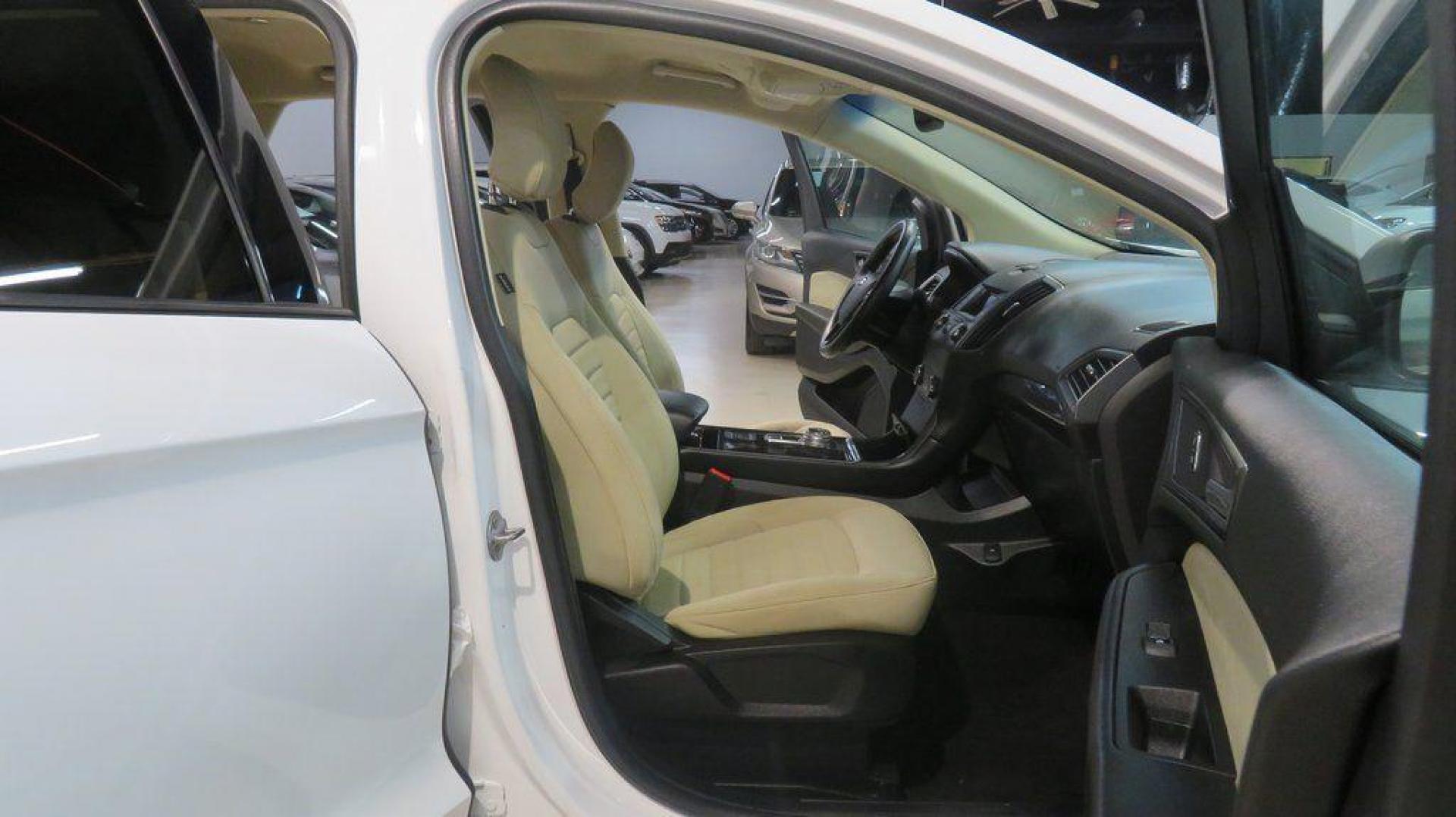 2019 Oxford White /Dune Ford Edge SE (2FMPK3G95KB) with an EcoBoost 2.0L I4 GTDi DOHC Turbocharged VCT engine, Automatic transmission, located at 15300 Midway Rd., Addison, TX, 75001, (972) 702-0011, 32.958321, -96.838074 - 2019 Ford Edge SE<br>Available Now at Midway Auto Group Addison, Texas<br><br>Step into comfort and confidence with this stylish 2019 Ford Edge SE. Designed to provide a perfect blend of performance, technology, and versatility, the Edge makes every drive enjoyablewhether navigating the streets of - Photo#14