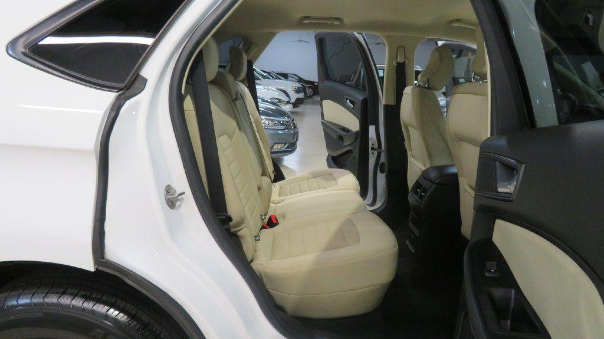 2019 Oxford White /Dune Ford Edge SE (2FMPK3G95KB) with an EcoBoost 2.0L I4 GTDi DOHC Turbocharged VCT engine, Automatic transmission, located at 15300 Midway Rd., Addison, TX, 75001, (972) 702-0011, 32.958321, -96.838074 - 2019 Ford Edge SE<br>Available Now at Midway Auto Group Addison, Texas<br><br>Step into comfort and confidence with this stylish 2019 Ford Edge SE. Designed to provide a perfect blend of performance, technology, and versatility, the Edge makes every drive enjoyablewhether navigating the streets of - Photo#15