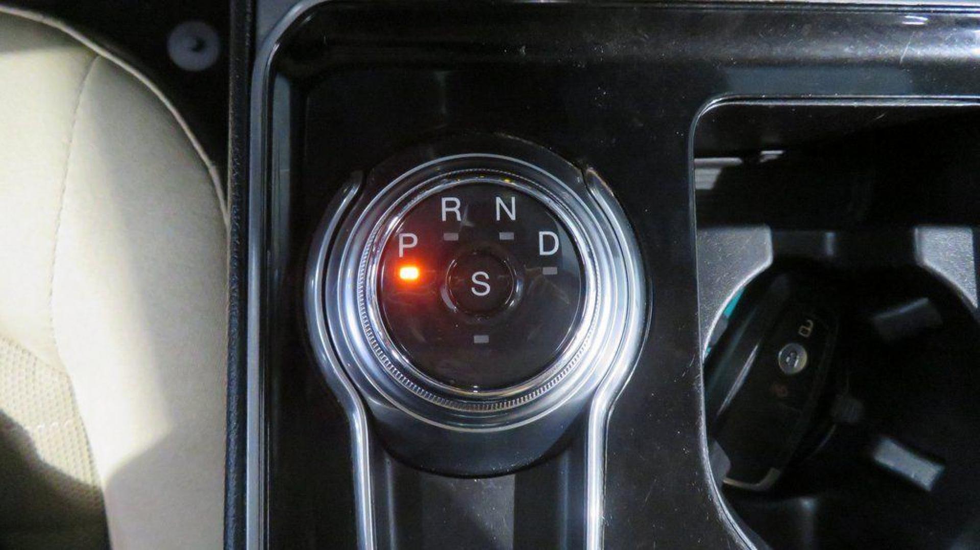 2019 Oxford White /Dune Ford Edge SE (2FMPK3G95KB) with an EcoBoost 2.0L I4 GTDi DOHC Turbocharged VCT engine, Automatic transmission, located at 15300 Midway Rd., Addison, TX, 75001, (972) 702-0011, 32.958321, -96.838074 - 2019 Ford Edge SE<br>Available Now at Midway Auto Group Addison, Texas<br><br>Step into comfort and confidence with this stylish 2019 Ford Edge SE. Designed to provide a perfect blend of performance, technology, and versatility, the Edge makes every drive enjoyablewhether navigating the streets of - Photo#21