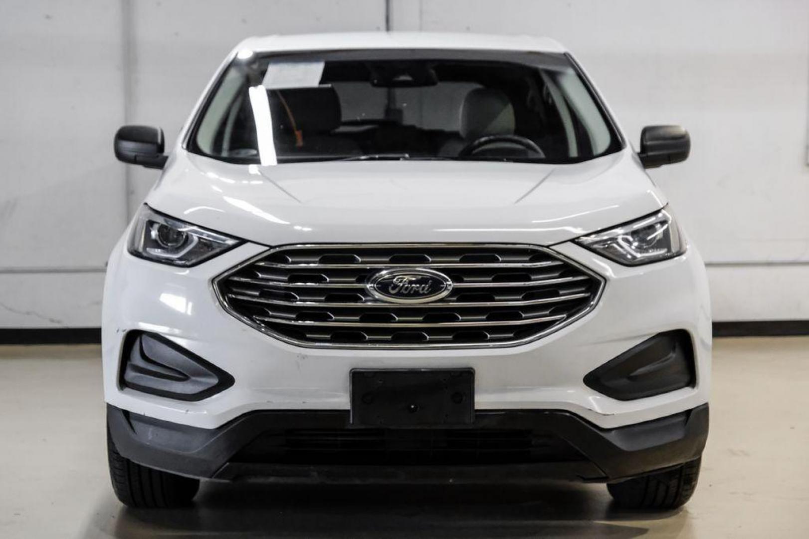 2019 Oxford White /Dune Ford Edge SE (2FMPK3G95KB) with an EcoBoost 2.0L I4 GTDi DOHC Turbocharged VCT engine, Automatic transmission, located at 15300 Midway Rd., Addison, TX, 75001, (972) 702-0011, 32.958321, -96.838074 - 2019 Ford Edge SE<br>Available Now at Midway Auto Group Addison, Texas<br><br>Step into comfort and confidence with this stylish 2019 Ford Edge SE. Designed to provide a perfect blend of performance, technology, and versatility, the Edge makes every drive enjoyablewhether navigating the streets of - Photo#4
