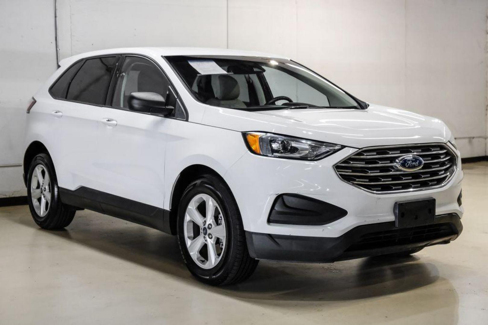2019 Oxford White /Dune Ford Edge SE (2FMPK3G95KB) with an EcoBoost 2.0L I4 GTDi DOHC Turbocharged VCT engine, Automatic transmission, located at 15300 Midway Rd., Addison, TX, 75001, (972) 702-0011, 32.958321, -96.838074 - 2019 Ford Edge SE<br>Available Now at Midway Auto Group Addison, Texas<br><br>Step into comfort and confidence with this stylish 2019 Ford Edge SE. Designed to provide a perfect blend of performance, technology, and versatility, the Edge makes every drive enjoyablewhether navigating the streets of - Photo#5