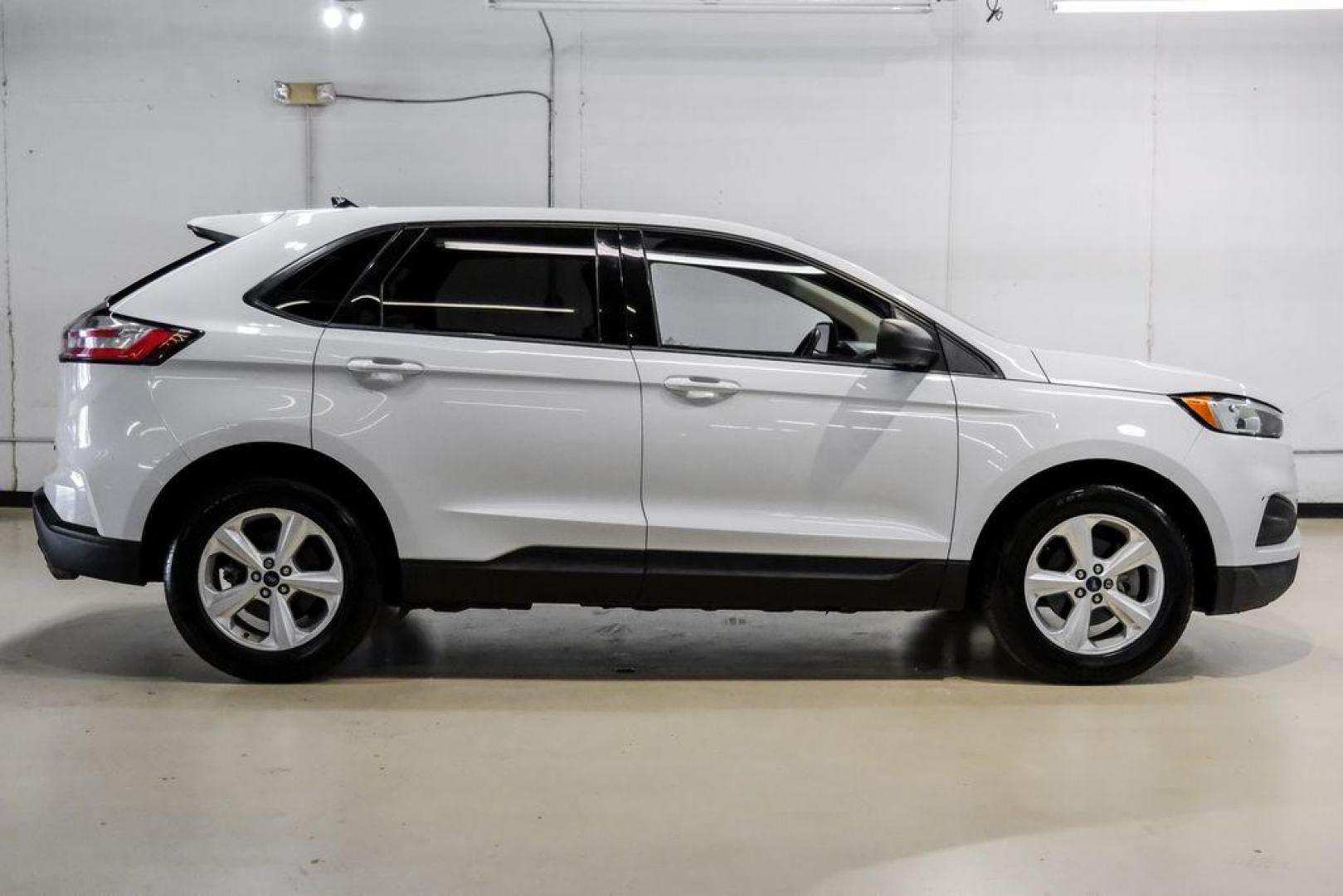 2019 Oxford White /Dune Ford Edge SE (2FMPK3G95KB) with an EcoBoost 2.0L I4 GTDi DOHC Turbocharged VCT engine, Automatic transmission, located at 15300 Midway Rd., Addison, TX, 75001, (972) 702-0011, 32.958321, -96.838074 - 2019 Ford Edge SE<br>Available Now at Midway Auto Group Addison, Texas<br><br>Step into comfort and confidence with this stylish 2019 Ford Edge SE. Designed to provide a perfect blend of performance, technology, and versatility, the Edge makes every drive enjoyablewhether navigating the streets of - Photo#6