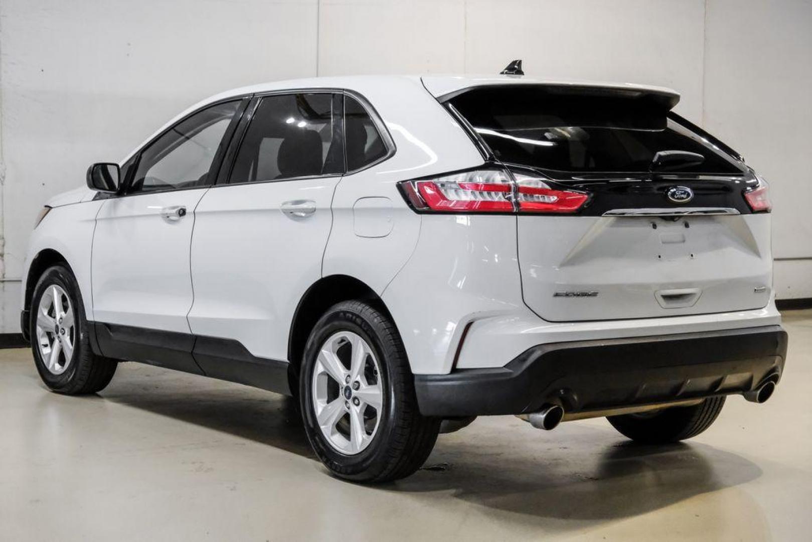 2019 Oxford White /Dune Ford Edge SE (2FMPK3G95KB) with an EcoBoost 2.0L I4 GTDi DOHC Turbocharged VCT engine, Automatic transmission, located at 15300 Midway Rd., Addison, TX, 75001, (972) 702-0011, 32.958321, -96.838074 - 2019 Ford Edge SE<br>Available Now at Midway Auto Group Addison, Texas<br><br>Step into comfort and confidence with this stylish 2019 Ford Edge SE. Designed to provide a perfect blend of performance, technology, and versatility, the Edge makes every drive enjoyablewhether navigating the streets of - Photo#8