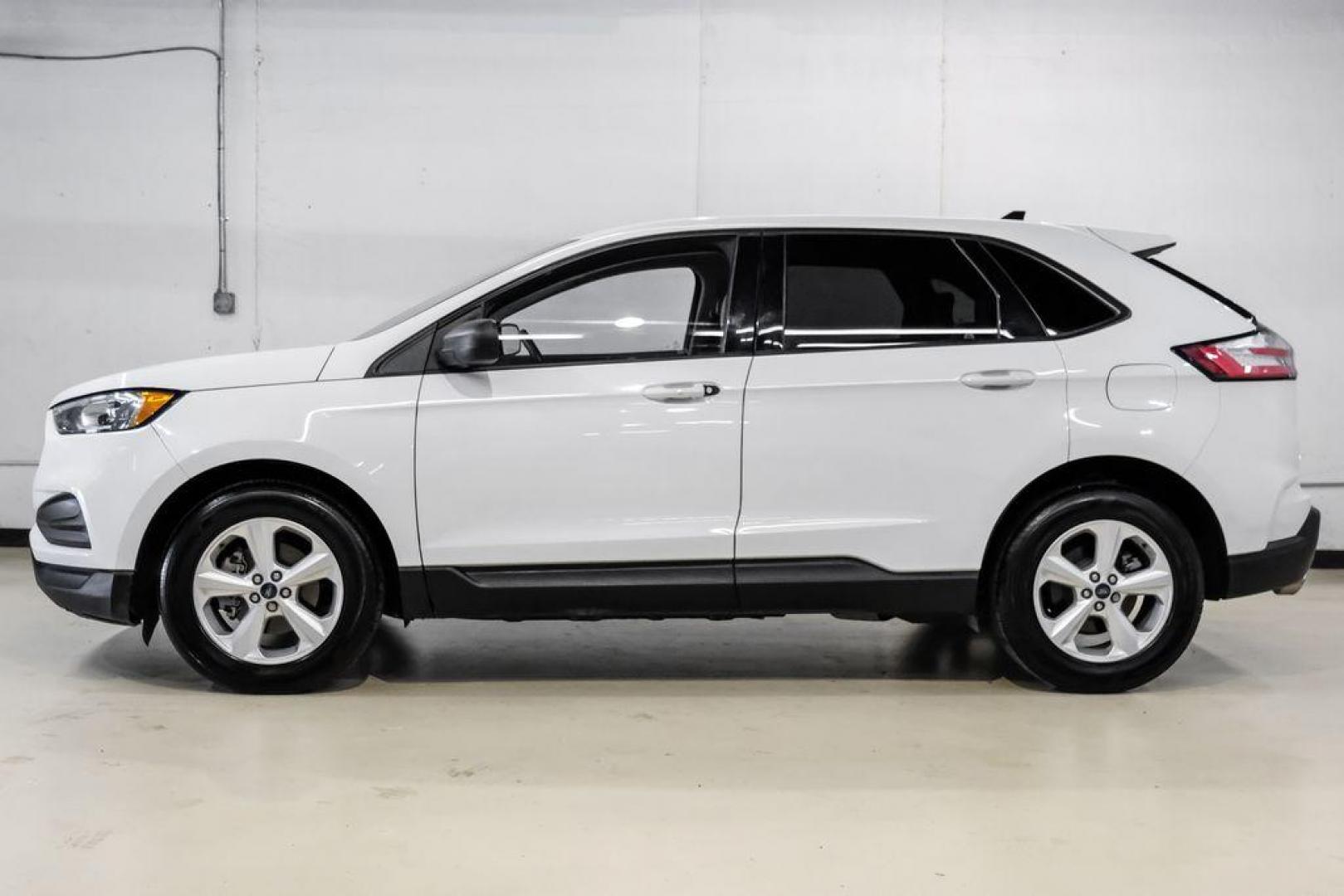 2019 Oxford White /Dune Ford Edge SE (2FMPK3G95KB) with an EcoBoost 2.0L I4 GTDi DOHC Turbocharged VCT engine, Automatic transmission, located at 15300 Midway Rd., Addison, TX, 75001, (972) 702-0011, 32.958321, -96.838074 - 2019 Ford Edge SE<br>Available Now at Midway Auto Group Addison, Texas<br><br>Step into comfort and confidence with this stylish 2019 Ford Edge SE. Designed to provide a perfect blend of performance, technology, and versatility, the Edge makes every drive enjoyablewhether navigating the streets of - Photo#9