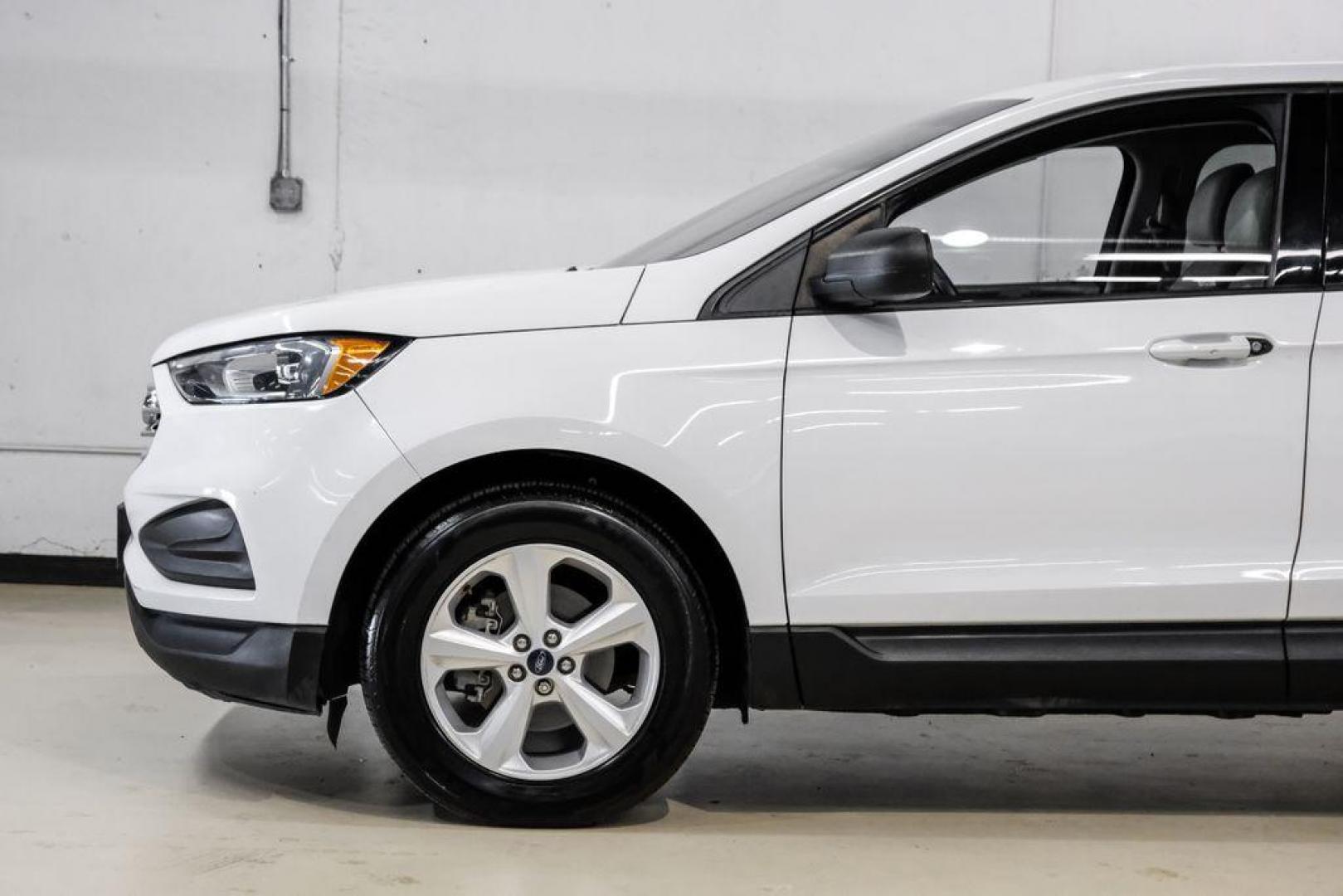 2019 Oxford White /Dune Ford Edge SE (2FMPK3G95KB) with an EcoBoost 2.0L I4 GTDi DOHC Turbocharged VCT engine, Automatic transmission, located at 15300 Midway Rd., Addison, TX, 75001, (972) 702-0011, 32.958321, -96.838074 - 2019 Ford Edge SE<br>Available Now at Midway Auto Group Addison, Texas<br><br>Step into comfort and confidence with this stylish 2019 Ford Edge SE. Designed to provide a perfect blend of performance, technology, and versatility, the Edge makes every drive enjoyablewhether navigating the streets of - Photo#10