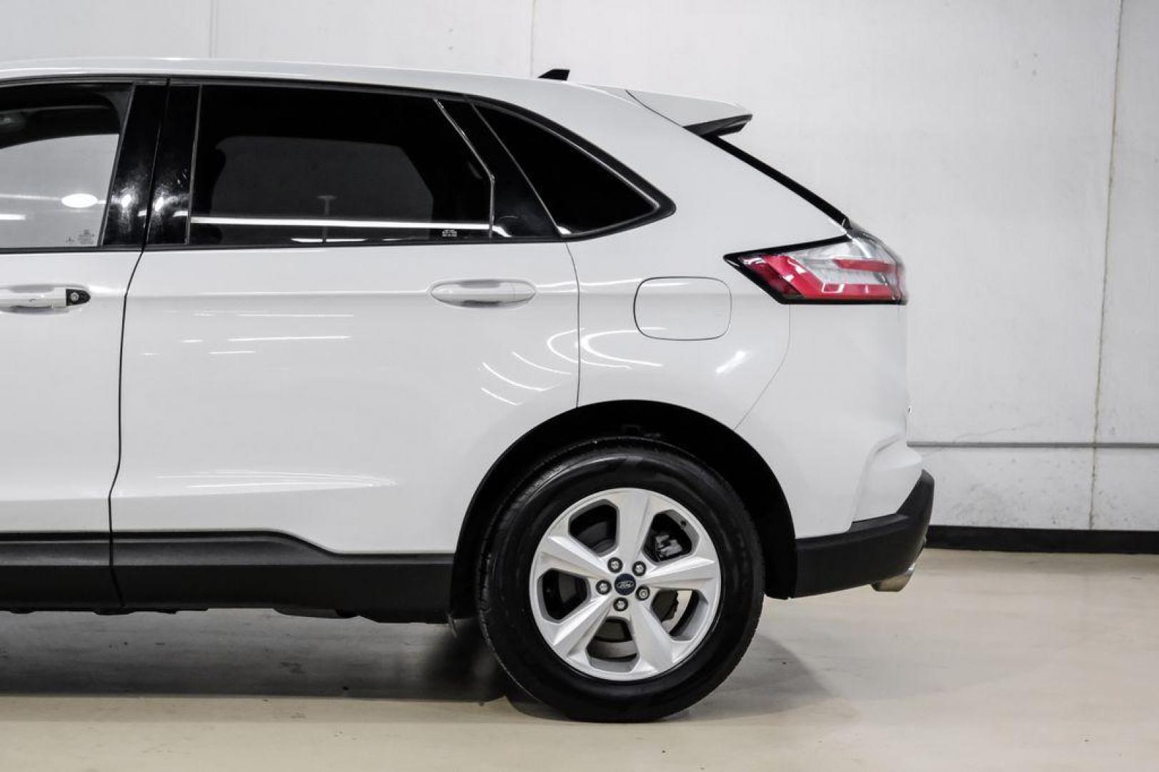 2019 Oxford White /Dune Ford Edge SE (2FMPK3G95KB) with an EcoBoost 2.0L I4 GTDi DOHC Turbocharged VCT engine, Automatic transmission, located at 15300 Midway Rd., Addison, TX, 75001, (972) 702-0011, 32.958321, -96.838074 - 2019 Ford Edge SE<br>Available Now at Midway Auto Group Addison, Texas<br><br>Step into comfort and confidence with this stylish 2019 Ford Edge SE. Designed to provide a perfect blend of performance, technology, and versatility, the Edge makes every drive enjoyablewhether navigating the streets of - Photo#11