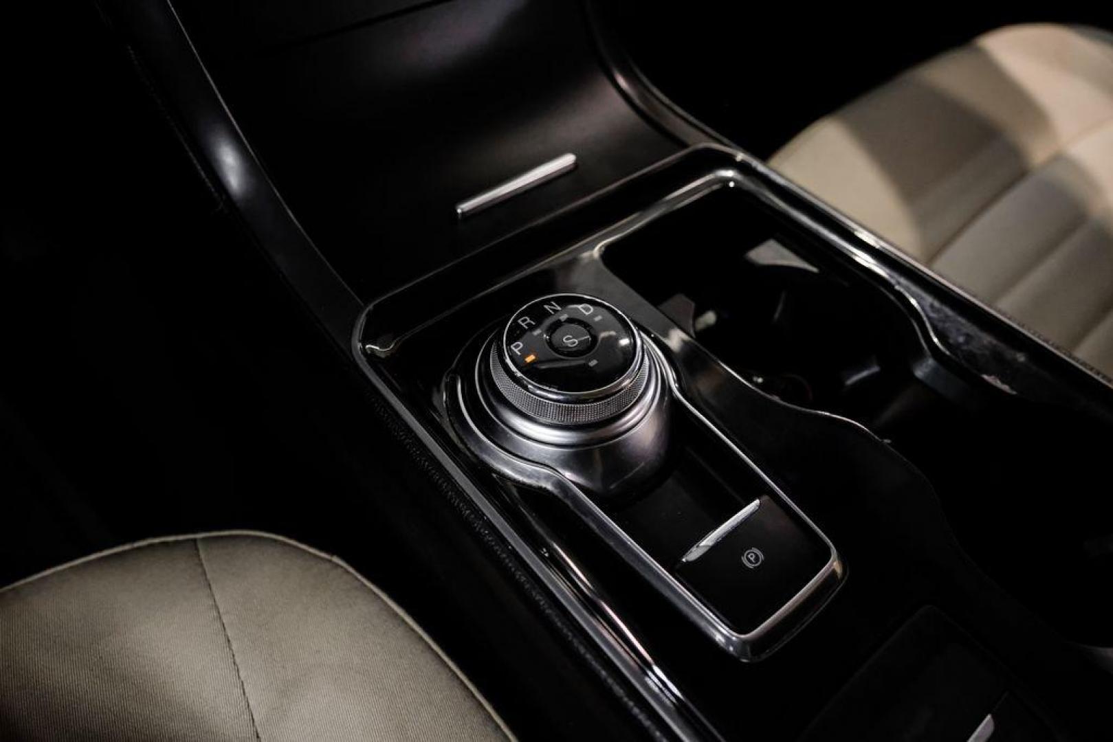 2019 Oxford White /Dune Ford Edge SE (2FMPK3G95KB) with an EcoBoost 2.0L I4 GTDi DOHC Turbocharged VCT engine, Automatic transmission, located at 15300 Midway Rd., Addison, TX, 75001, (972) 702-0011, 32.958321, -96.838074 - 2019 Ford Edge SE<br>Available Now at Midway Auto Group Addison, Texas<br><br>Step into comfort and confidence with this stylish 2019 Ford Edge SE. Designed to provide a perfect blend of performance, technology, and versatility, the Edge makes every drive enjoyablewhether navigating the streets of - Photo#20