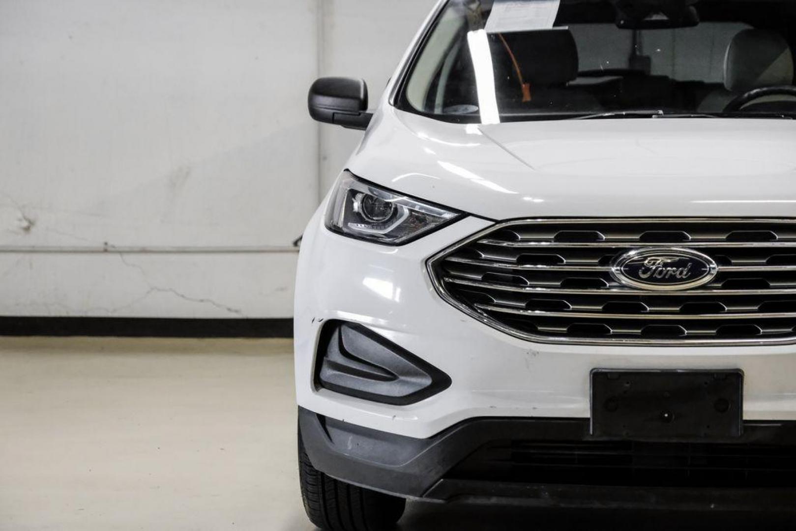 2019 Oxford White /Dune Ford Edge SE (2FMPK3G95KB) with an EcoBoost 2.0L I4 GTDi DOHC Turbocharged VCT engine, Automatic transmission, located at 15300 Midway Rd., Addison, TX, 75001, (972) 702-0011, 32.958321, -96.838074 - 2019 Ford Edge SE<br>Available Now at Midway Auto Group Addison, Texas<br><br>Step into comfort and confidence with this stylish 2019 Ford Edge SE. Designed to provide a perfect blend of performance, technology, and versatility, the Edge makes every drive enjoyablewhether navigating the streets of - Photo#41