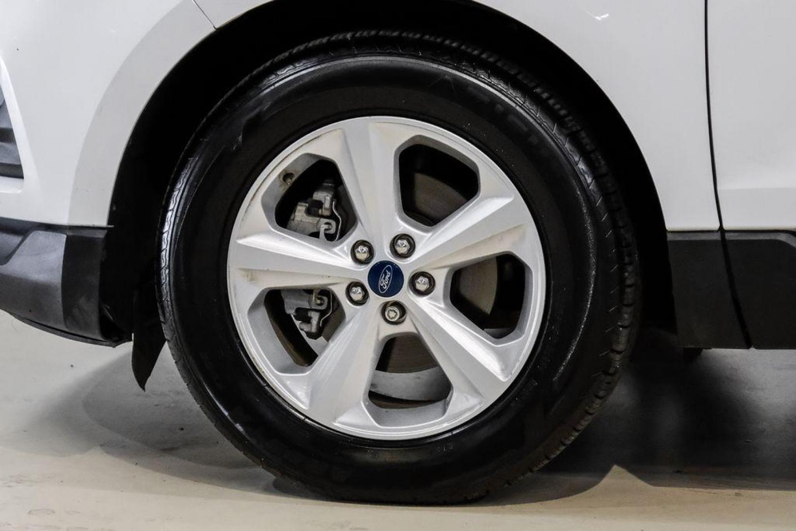 2019 Oxford White /Dune Ford Edge SE (2FMPK3G95KB) with an EcoBoost 2.0L I4 GTDi DOHC Turbocharged VCT engine, Automatic transmission, located at 15300 Midway Rd., Addison, TX, 75001, (972) 702-0011, 32.958321, -96.838074 - 2019 Ford Edge SE<br>Available Now at Midway Auto Group Addison, Texas<br><br>Step into comfort and confidence with this stylish 2019 Ford Edge SE. Designed to provide a perfect blend of performance, technology, and versatility, the Edge makes every drive enjoyablewhether navigating the streets of - Photo#47