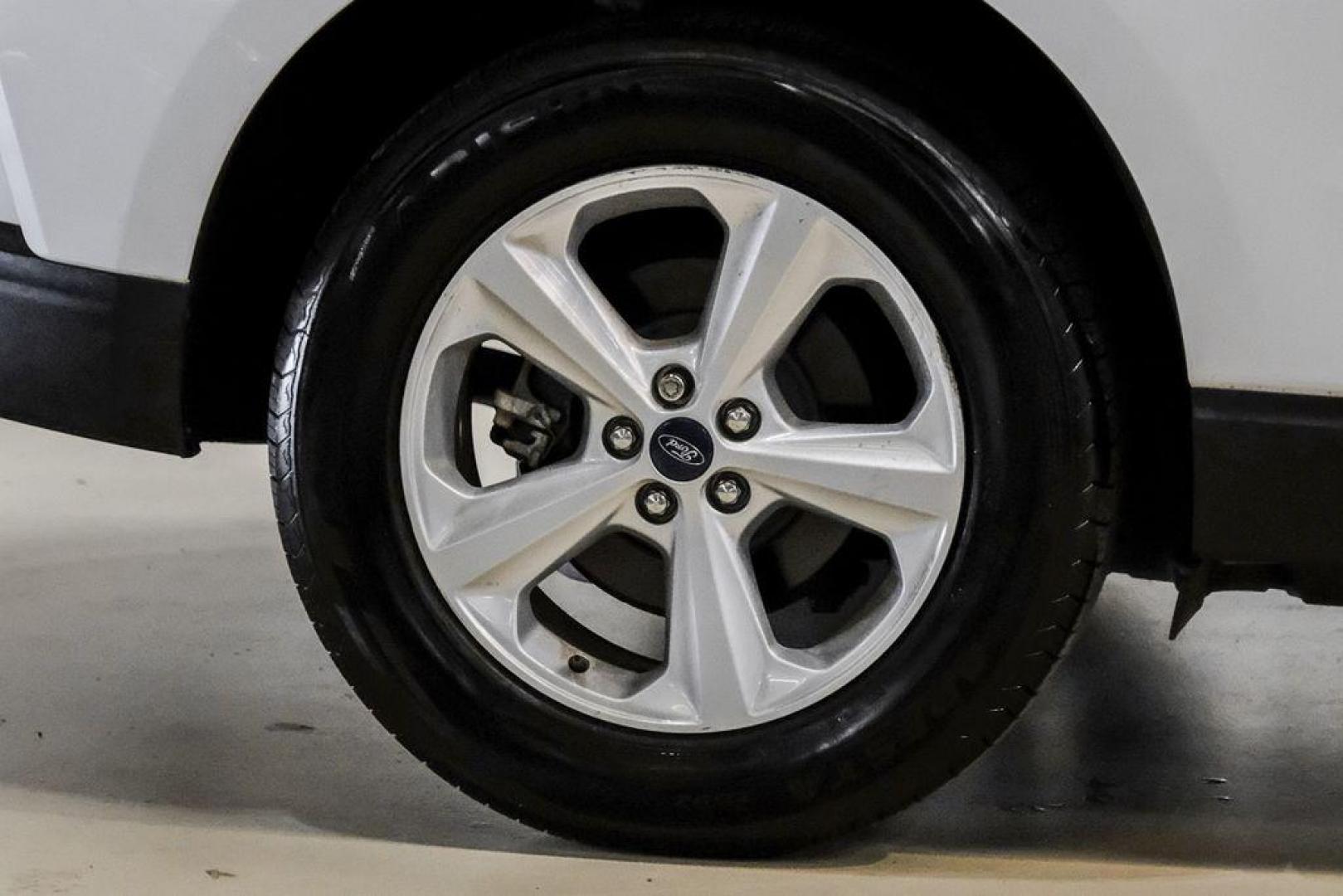 2019 Oxford White /Dune Ford Edge SE (2FMPK3G95KB) with an EcoBoost 2.0L I4 GTDi DOHC Turbocharged VCT engine, Automatic transmission, located at 15300 Midway Rd., Addison, TX, 75001, (972) 702-0011, 32.958321, -96.838074 - 2019 Ford Edge SE<br>Available Now at Midway Auto Group Addison, Texas<br><br>Step into comfort and confidence with this stylish 2019 Ford Edge SE. Designed to provide a perfect blend of performance, technology, and versatility, the Edge makes every drive enjoyablewhether navigating the streets of - Photo#49