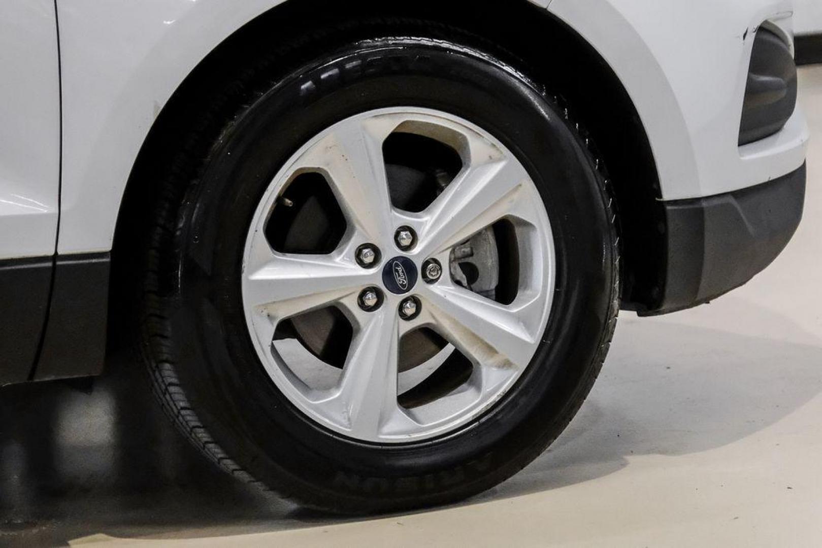 2019 Oxford White /Dune Ford Edge SE (2FMPK3G95KB) with an EcoBoost 2.0L I4 GTDi DOHC Turbocharged VCT engine, Automatic transmission, located at 15300 Midway Rd., Addison, TX, 75001, (972) 702-0011, 32.958321, -96.838074 - 2019 Ford Edge SE<br>Available Now at Midway Auto Group Addison, Texas<br><br>Step into comfort and confidence with this stylish 2019 Ford Edge SE. Designed to provide a perfect blend of performance, technology, and versatility, the Edge makes every drive enjoyablewhether navigating the streets of - Photo#50