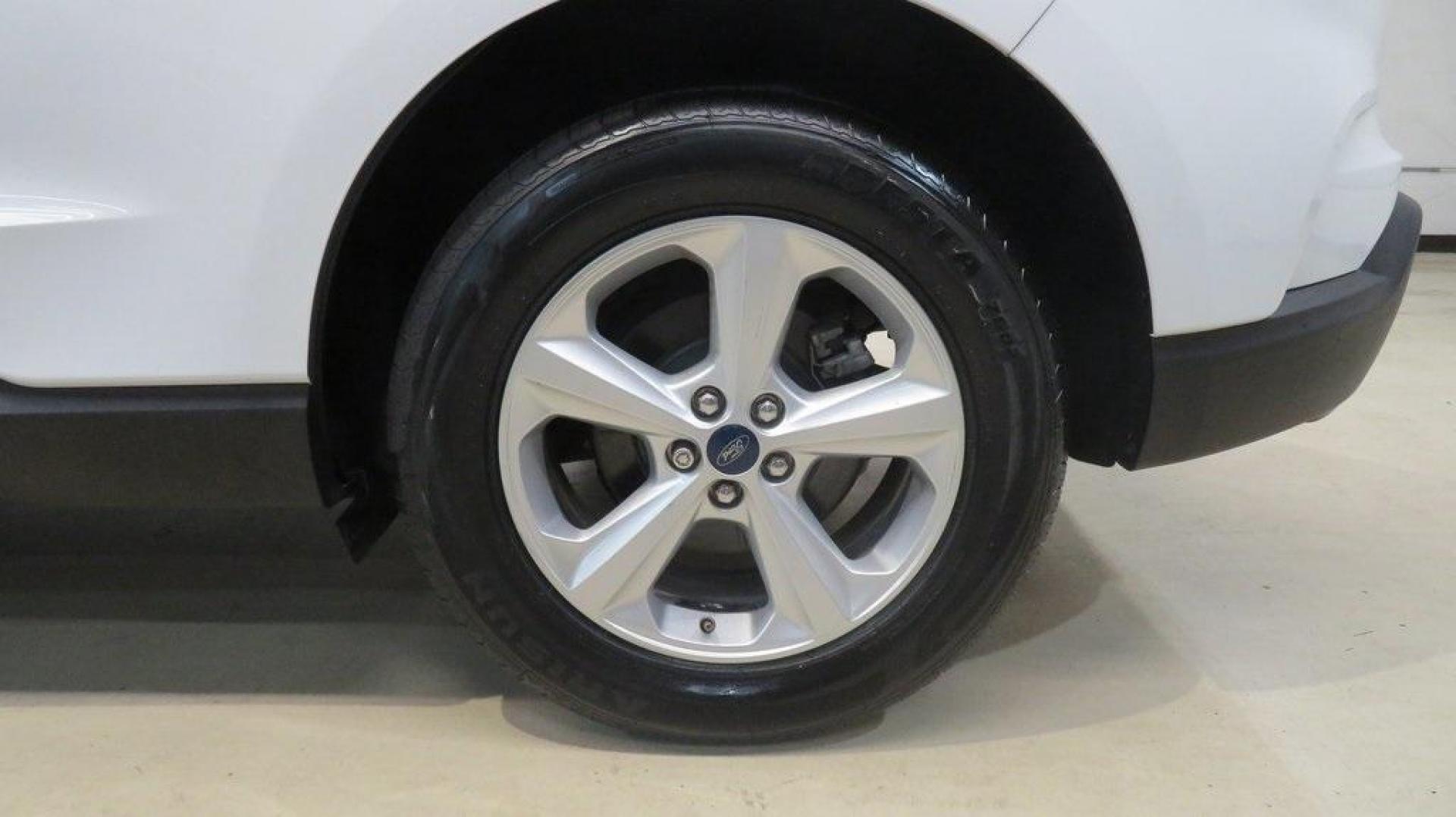 2019 Oxford White /Dune Ford Edge SE (2FMPK3G95KB) with an EcoBoost 2.0L I4 GTDi DOHC Turbocharged VCT engine, Automatic transmission, located at 15300 Midway Rd., Addison, TX, 75001, (972) 702-0011, 32.958321, -96.838074 - 2019 Ford Edge SE<br>Available Now at Midway Auto Group Addison, Texas<br><br>Step into comfort and confidence with this stylish 2019 Ford Edge SE. Designed to provide a perfect blend of performance, technology, and versatility, the Edge makes every drive enjoyablewhether navigating the streets of - Photo#9