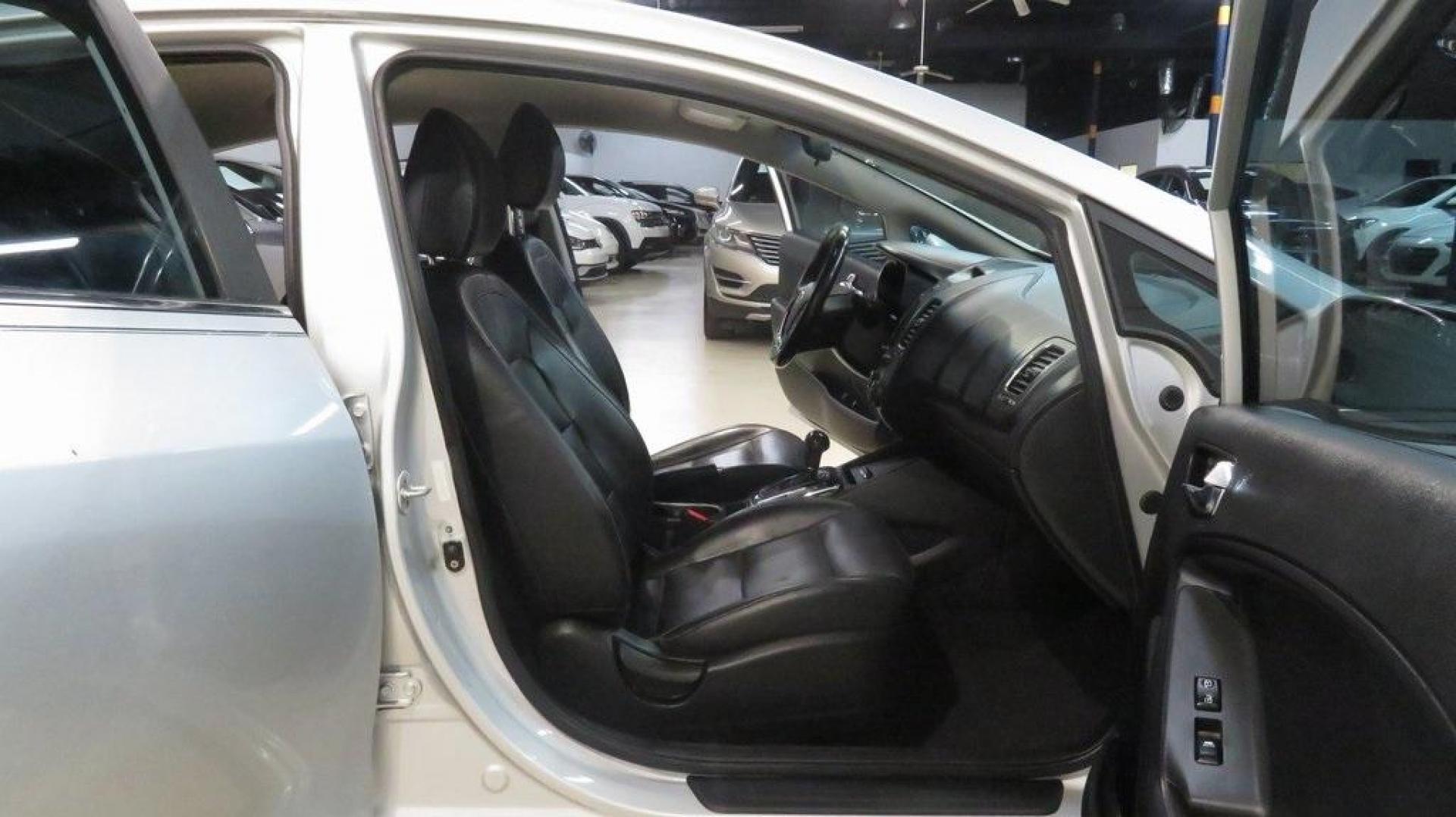 2017 Silky Silver /Black Kia Forte EX (3KPFL4A8XHE) with an 2.0L I4 DOHC Dual CVVT engine, Automatic transmission, located at 15300 Midway Rd., Addison, TX, 75001, (972) 702-0011, 32.958321, -96.838074 - 2017 Kia Forte LX<br>Available Now at Midway Auto Group Addison, Texas<br><br>Reliable, efficient, and stylish, the 2017 Kia Forte LX makes an excellent choice for drivers seeking a comfortable and affordable daily driver. Perfect for navigating Addison streets or commuting across the Dallas-Fort W - Photo#9