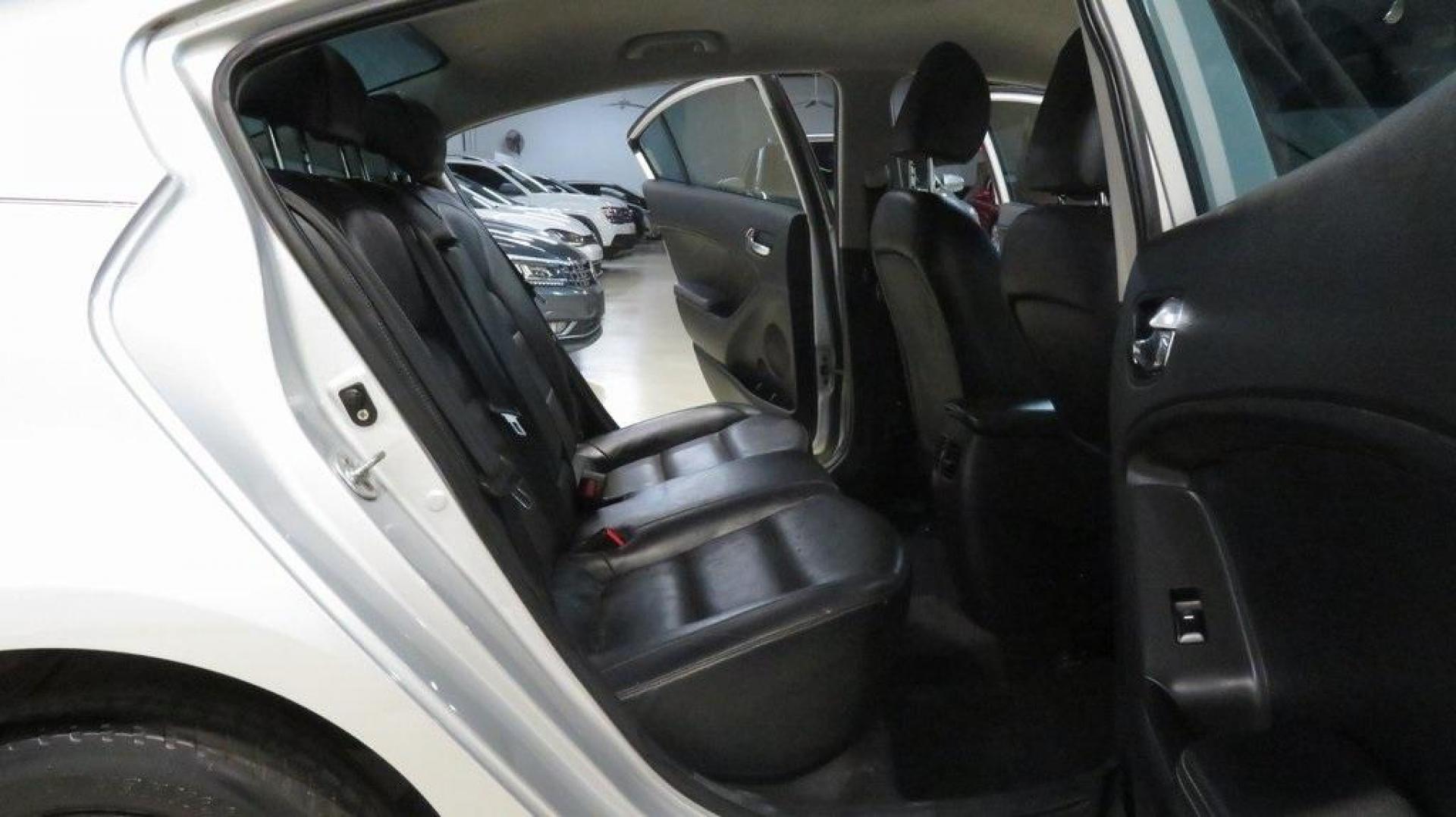 2017 Silky Silver /Black Kia Forte EX (3KPFL4A8XHE) with an 2.0L I4 DOHC Dual CVVT engine, Automatic transmission, located at 15300 Midway Rd., Addison, TX, 75001, (972) 702-0011, 32.958321, -96.838074 - 2017 Kia Forte LX<br>Available Now at Midway Auto Group Addison, Texas<br><br>Reliable, efficient, and stylish, the 2017 Kia Forte LX makes an excellent choice for drivers seeking a comfortable and affordable daily driver. Perfect for navigating Addison streets or commuting across the Dallas-Fort W - Photo#10