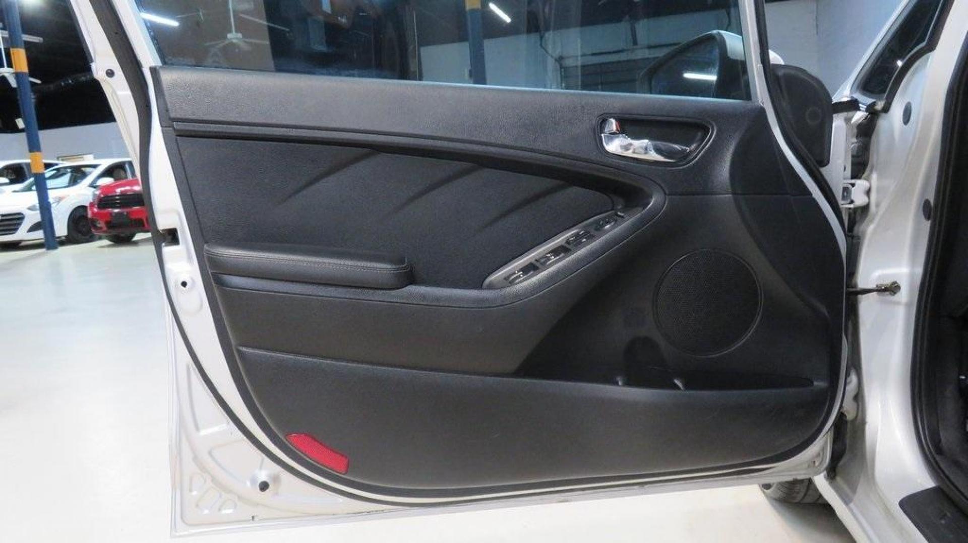 2017 Silky Silver /Black Kia Forte EX (3KPFL4A8XHE) with an 2.0L I4 DOHC Dual CVVT engine, Automatic transmission, located at 15300 Midway Rd., Addison, TX, 75001, (972) 702-0011, 32.958321, -96.838074 - 2017 Kia Forte LX<br>Available Now at Midway Auto Group Addison, Texas<br><br>Reliable, efficient, and stylish, the 2017 Kia Forte LX makes an excellent choice for drivers seeking a comfortable and affordable daily driver. Perfect for navigating Addison streets or commuting across the Dallas-Fort W - Photo#19