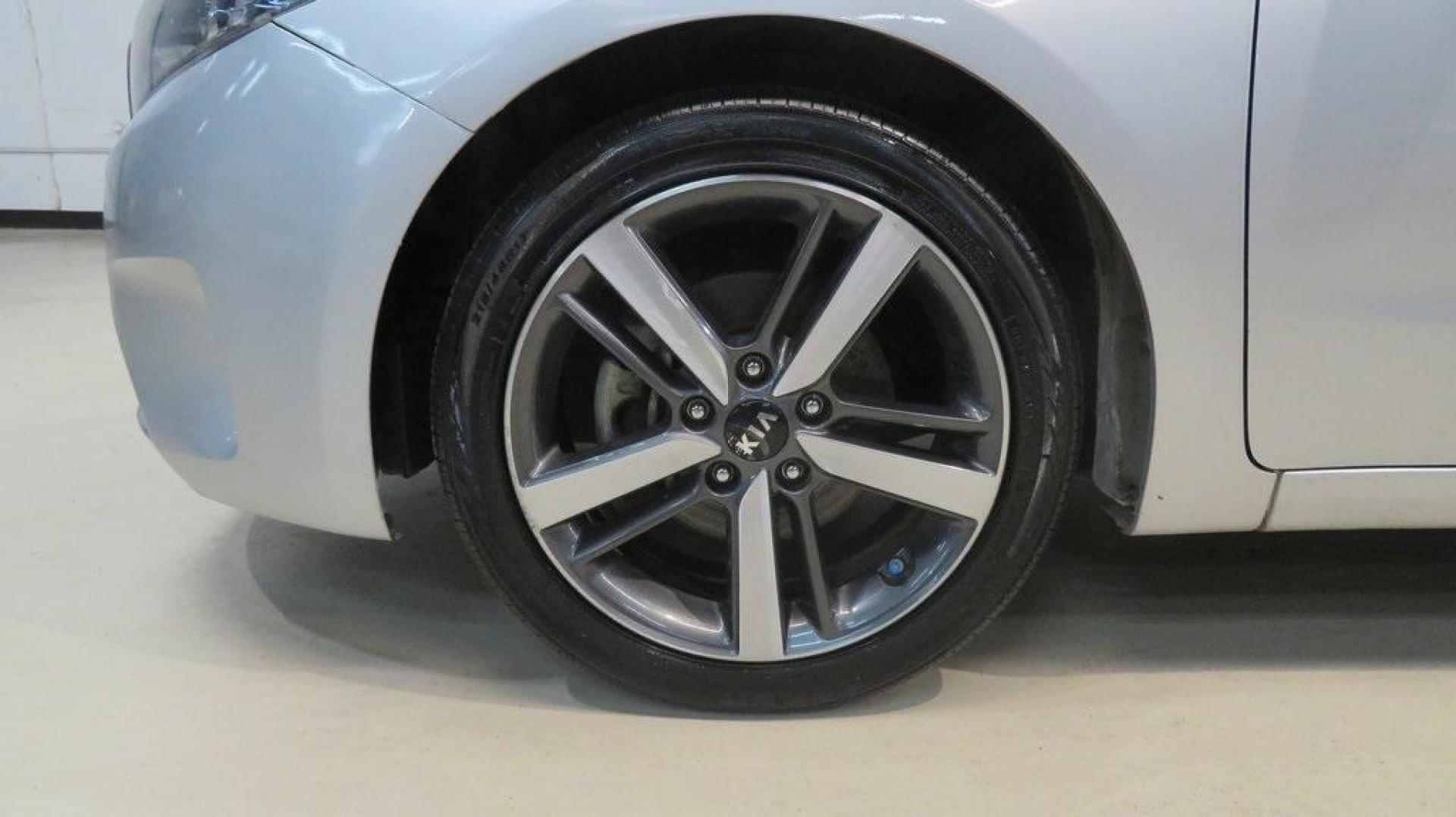 2017 Silky Silver /Black Kia Forte EX (3KPFL4A8XHE) with an 2.0L I4 DOHC Dual CVVT engine, Automatic transmission, located at 15300 Midway Rd., Addison, TX, 75001, (972) 702-0011, 32.958321, -96.838074 - 2017 Kia Forte LX<br>Available Now at Midway Auto Group Addison, Texas<br><br>Reliable, efficient, and stylish, the 2017 Kia Forte LX makes an excellent choice for drivers seeking a comfortable and affordable daily driver. Perfect for navigating Addison streets or commuting across the Dallas-Fort W - Photo#5