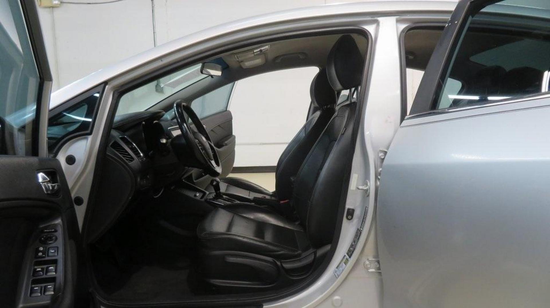 2017 Silky Silver /Black Kia Forte EX (3KPFL4A8XHE) with an 2.0L I4 DOHC Dual CVVT engine, Automatic transmission, located at 15300 Midway Rd., Addison, TX, 75001, (972) 702-0011, 32.958321, -96.838074 - 2017 Kia Forte LX<br>Available Now at Midway Auto Group Addison, Texas<br><br>Reliable, efficient, and stylish, the 2017 Kia Forte LX makes an excellent choice for drivers seeking a comfortable and affordable daily driver. Perfect for navigating Addison streets or commuting across the Dallas-Fort W - Photo#8