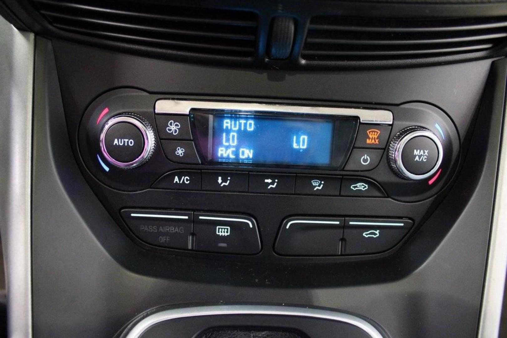 2014 Ingot Silver /Black Ford Escape SE (1FMCU0GX0EU) with an EcoBoost 1.6L I4 GTDi DOHC Turbocharged VCT engine, Automatic transmission, located at 15300 Midway Rd., Addison, TX, 75001, (972) 702-0011, 32.958321, -96.838074 - Photo#20