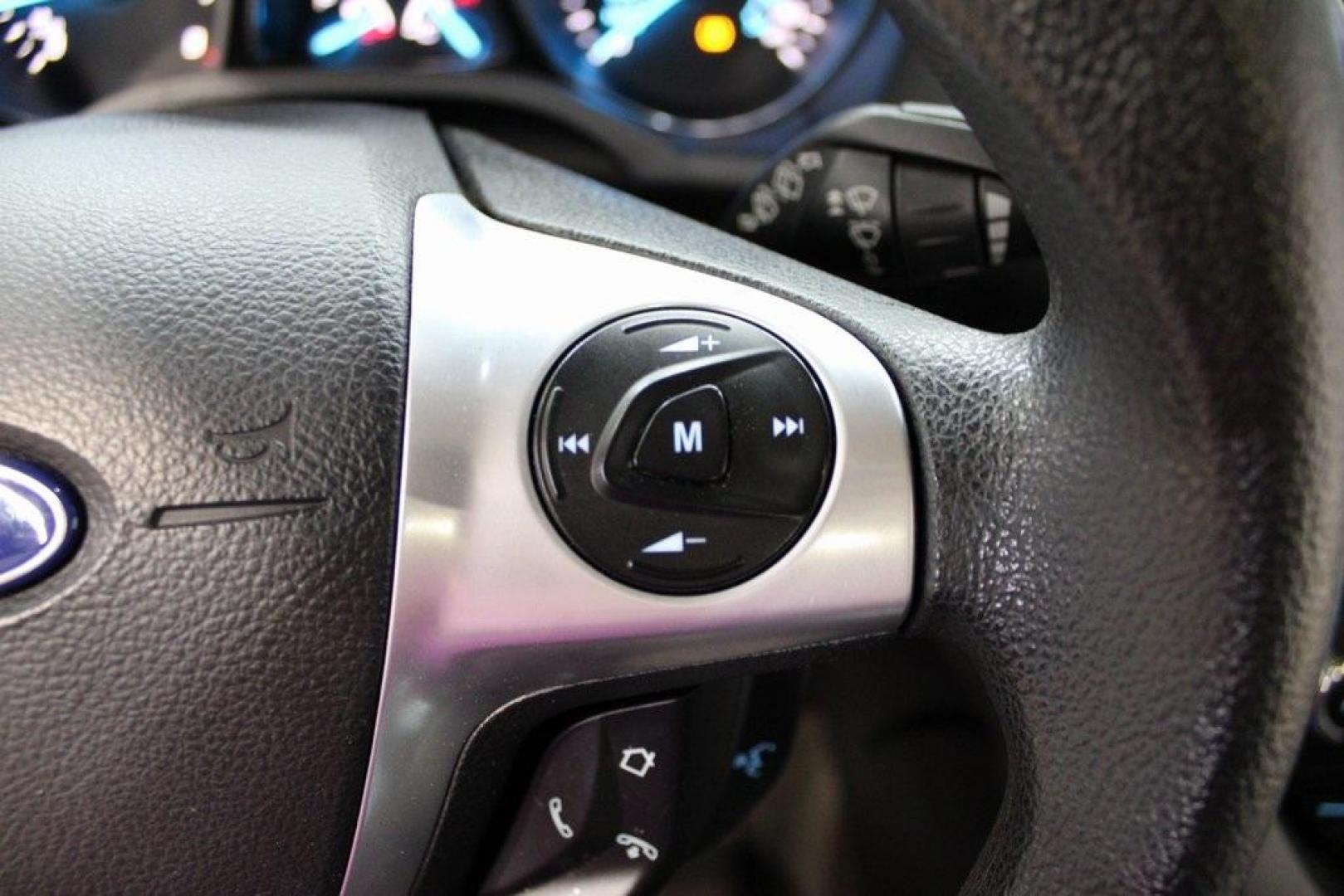 2014 Ingot Silver /Black Ford Escape SE (1FMCU0GX0EU) with an EcoBoost 1.6L I4 GTDi DOHC Turbocharged VCT engine, Automatic transmission, located at 15300 Midway Rd., Addison, TX, 75001, (972) 702-0011, 32.958321, -96.838074 - Photo#22