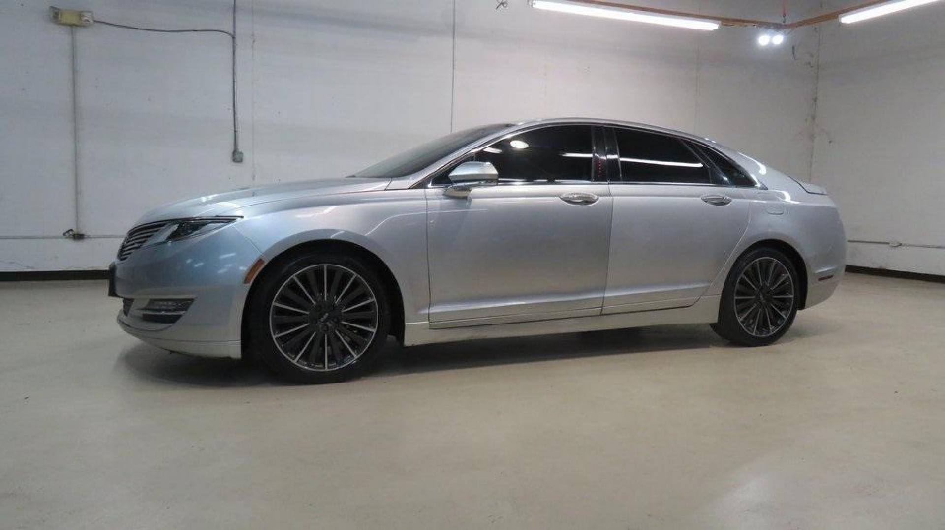 2016 Ingot Silver /Ebony Lincoln MKZ Base (3LN6L2JKXGR) with an 3.7L V6 Ti-VCT 24V engine, Automatic transmission, located at 15300 Midway Rd., Addison, TX, 75001, (972) 702-0011, 32.958321, -96.838074 - Photo#4