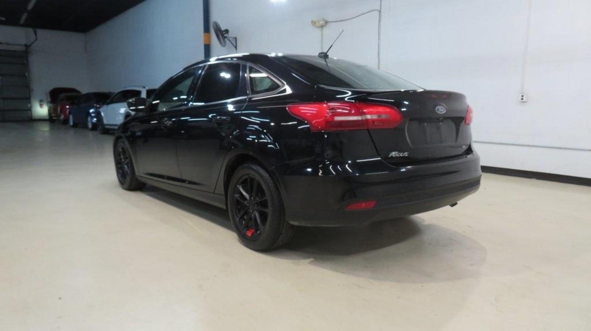 2018 Shadow Black /Charcoal Black Ford Focus SE (1FADP3F26JL) with an 2.0L I4 DGI Ti-VCT engine, Automatic transmission, located at 15300 Midway Rd., Addison, TX, 75001, (972) 702-0011, 32.958321, -96.838074 - Photo#3