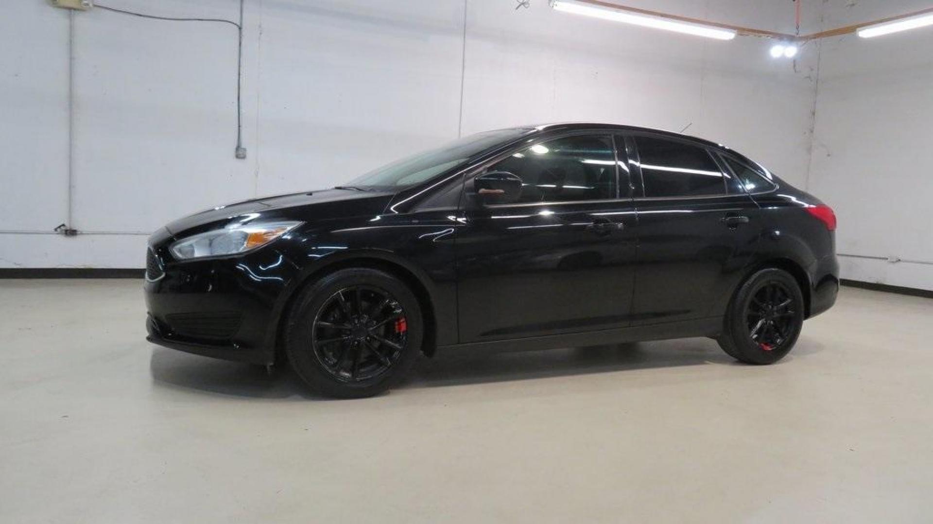2018 Shadow Black /Charcoal Black Ford Focus SE (1FADP3F26JL) with an 2.0L I4 DGI Ti-VCT engine, Automatic transmission, located at 15300 Midway Rd., Addison, TX, 75001, (972) 702-0011, 32.958321, -96.838074 - Photo#4