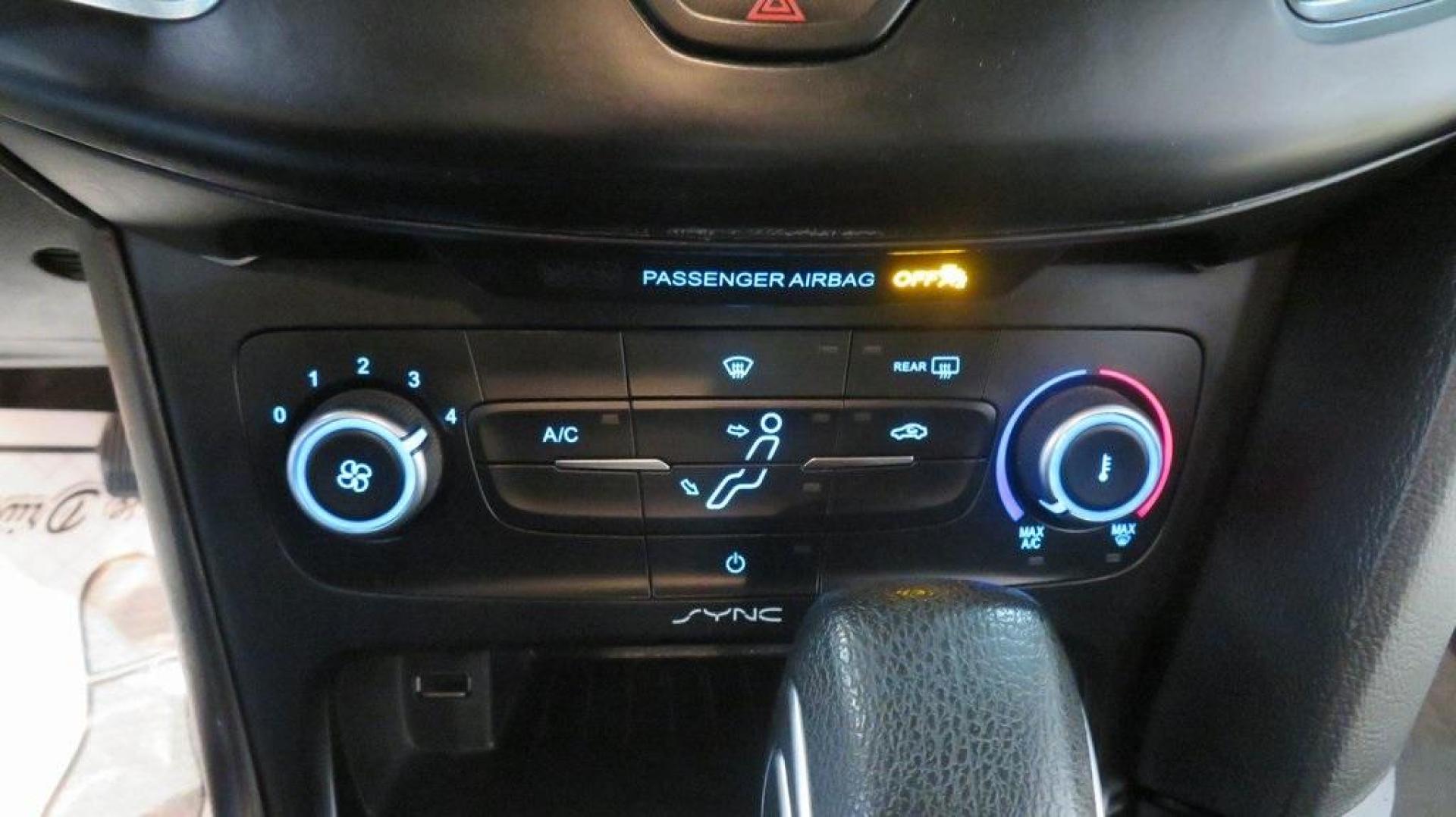 2018 Shadow Black /Charcoal Black Ford Focus SE (1FADP3F26JL) with an 2.0L I4 DGI Ti-VCT engine, Automatic transmission, located at 15300 Midway Rd., Addison, TX, 75001, (972) 702-0011, 32.958321, -96.838074 - Photo#19