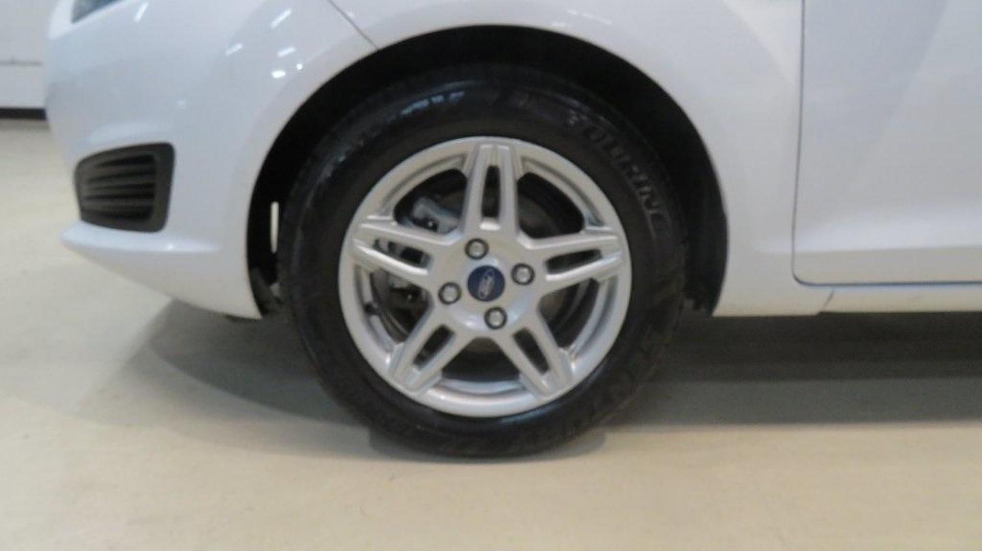 2018 Oxford White /Medium Light Stone Ford Fiesta SE (3FADP4EJ6JM) with an 1.6L I4 Ti-VCT engine, Automatic transmission, located at 15300 Midway Rd., Addison, TX, 75001, (972) 702-0011, 32.958321, -96.838074 - 2018 Ford Fiesta SE Hatchback<br>Now Available at Midway Auto Group Addison, Texas<br><br>Compact, stylish, and packed with value, the 2018 Ford Fiesta SE Hatchback is a fun-to-drive car that offers smart tech, impressive fuel economy, and hatchback versatility. Whether you're commuting through Add - Photo#8