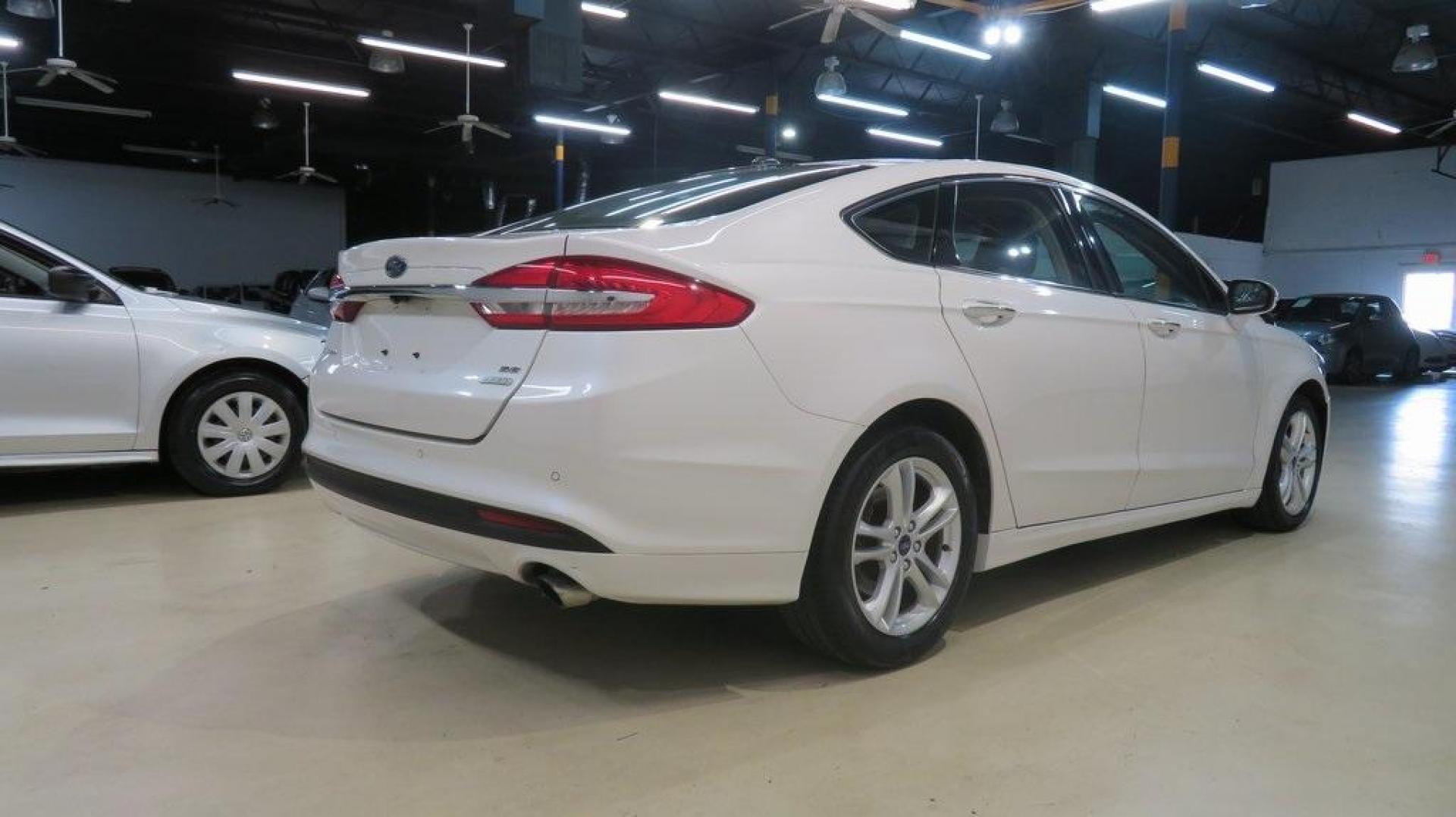 2018 White Platinum /Ebony Ford Fusion SE (3FA6P0HDXJR) with an 1.5L EcoBoost engine, Automatic transmission, located at 15300 Midway Rd., Addison, TX, 75001, (972) 702-0011, 32.958321, -96.838074 - Photo#2