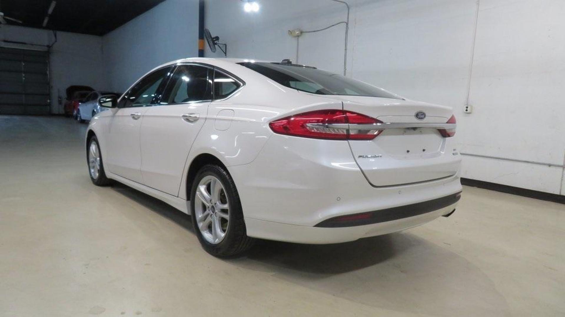 2018 White Platinum /Ebony Ford Fusion SE (3FA6P0HDXJR) with an 1.5L EcoBoost engine, Automatic transmission, located at 15300 Midway Rd., Addison, TX, 75001, (972) 702-0011, 32.958321, -96.838074 - Photo#3