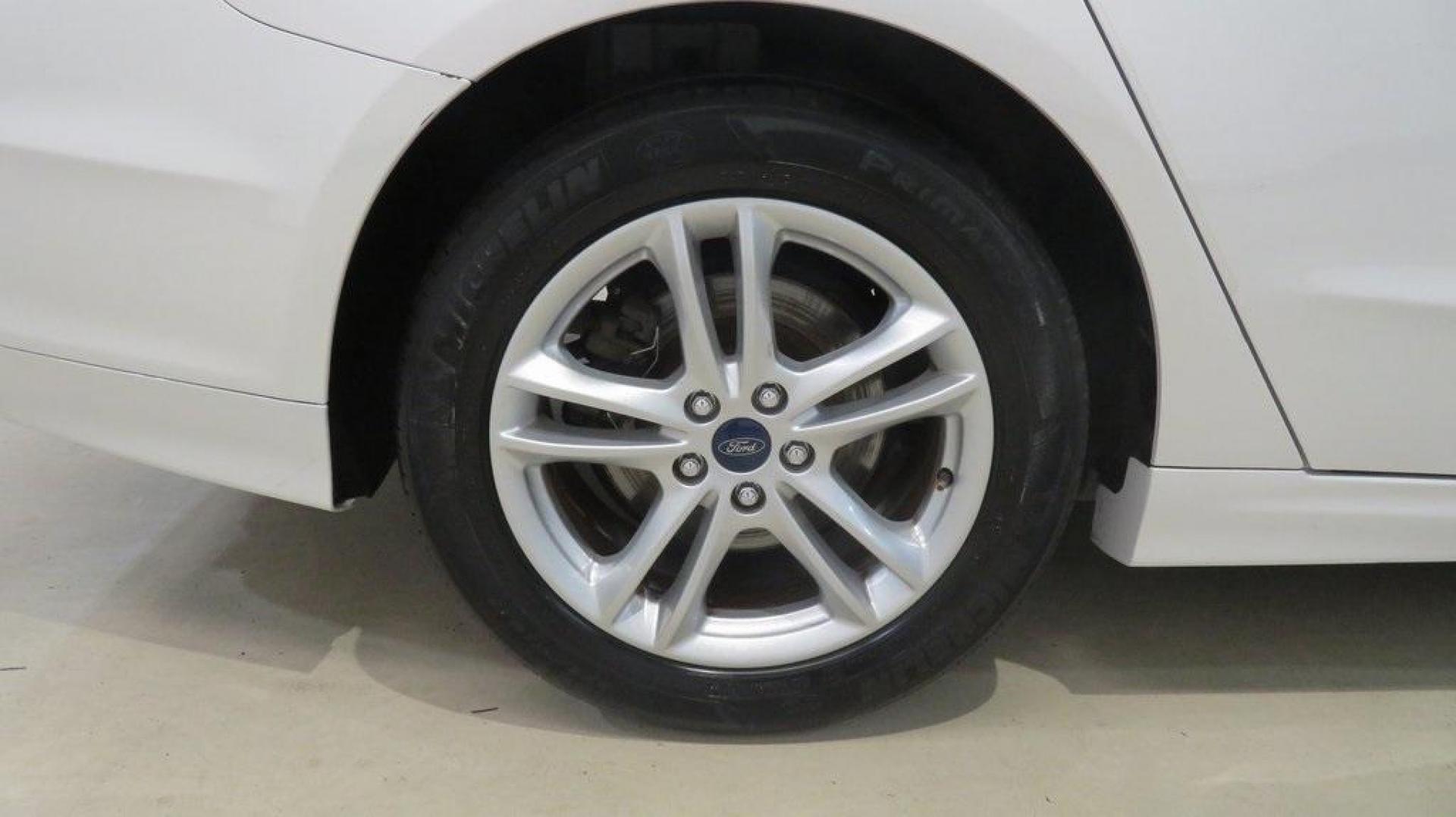 2018 White Platinum /Ebony Ford Fusion SE (3FA6P0HDXJR) with an 1.5L EcoBoost engine, Automatic transmission, located at 15300 Midway Rd., Addison, TX, 75001, (972) 702-0011, 32.958321, -96.838074 - Photo#10