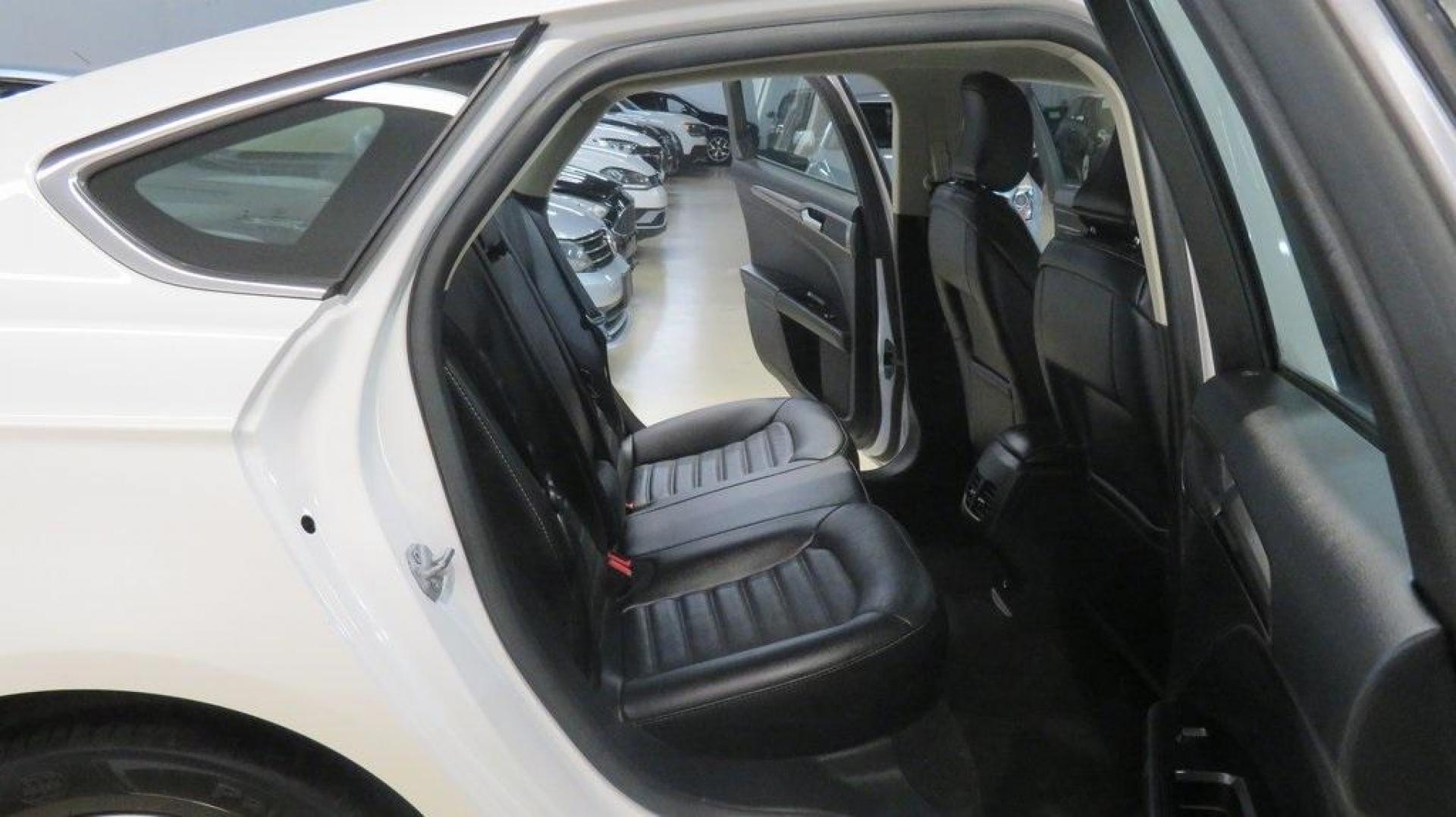 2018 White Platinum /Ebony Ford Fusion SE (3FA6P0HDXJR) with an 1.5L EcoBoost engine, Automatic transmission, located at 15300 Midway Rd., Addison, TX, 75001, (972) 702-0011, 32.958321, -96.838074 - Photo#13