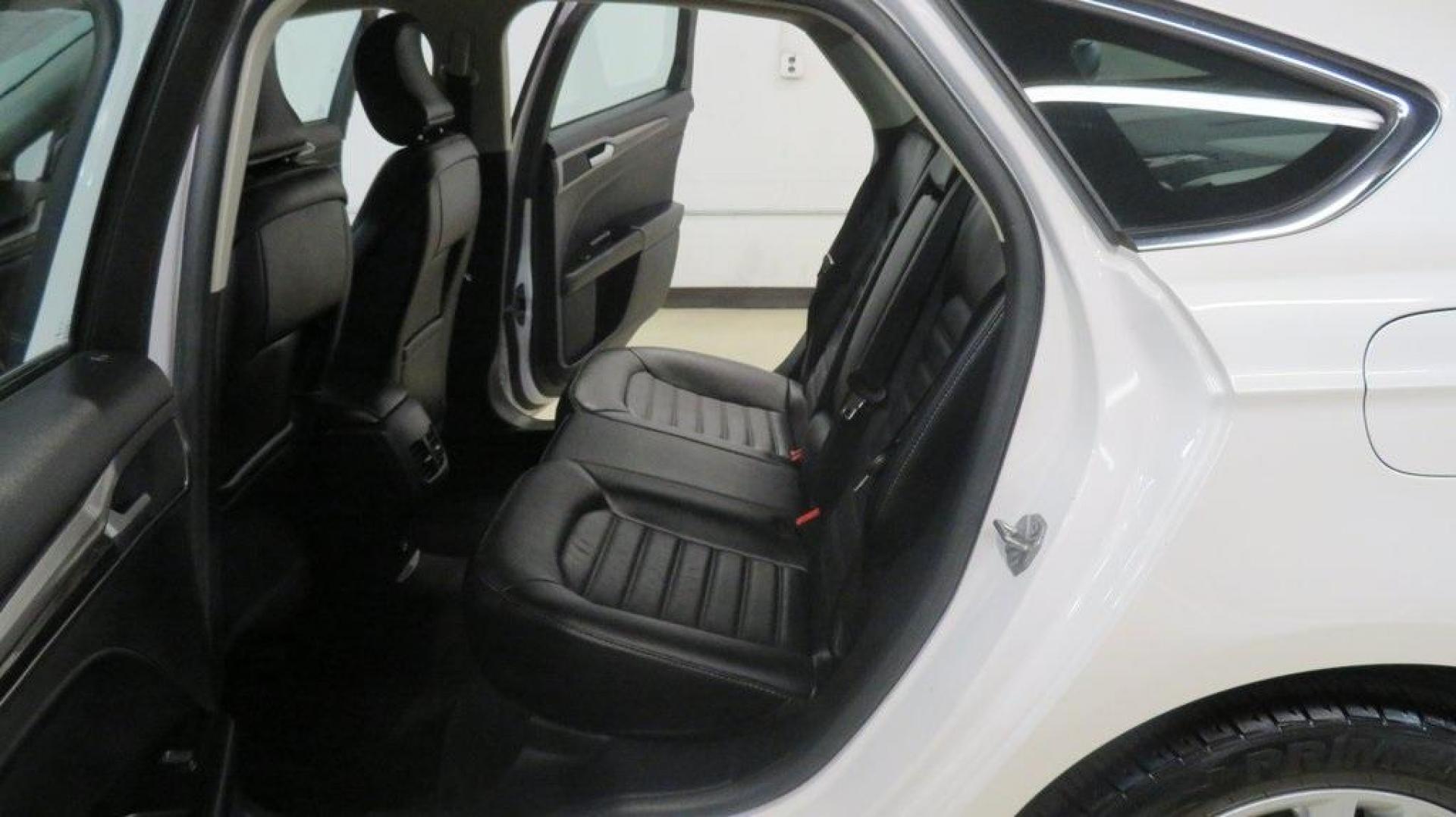 2018 White Platinum /Ebony Ford Fusion SE (3FA6P0HDXJR) with an 1.5L EcoBoost engine, Automatic transmission, located at 15300 Midway Rd., Addison, TX, 75001, (972) 702-0011, 32.958321, -96.838074 - Photo#14