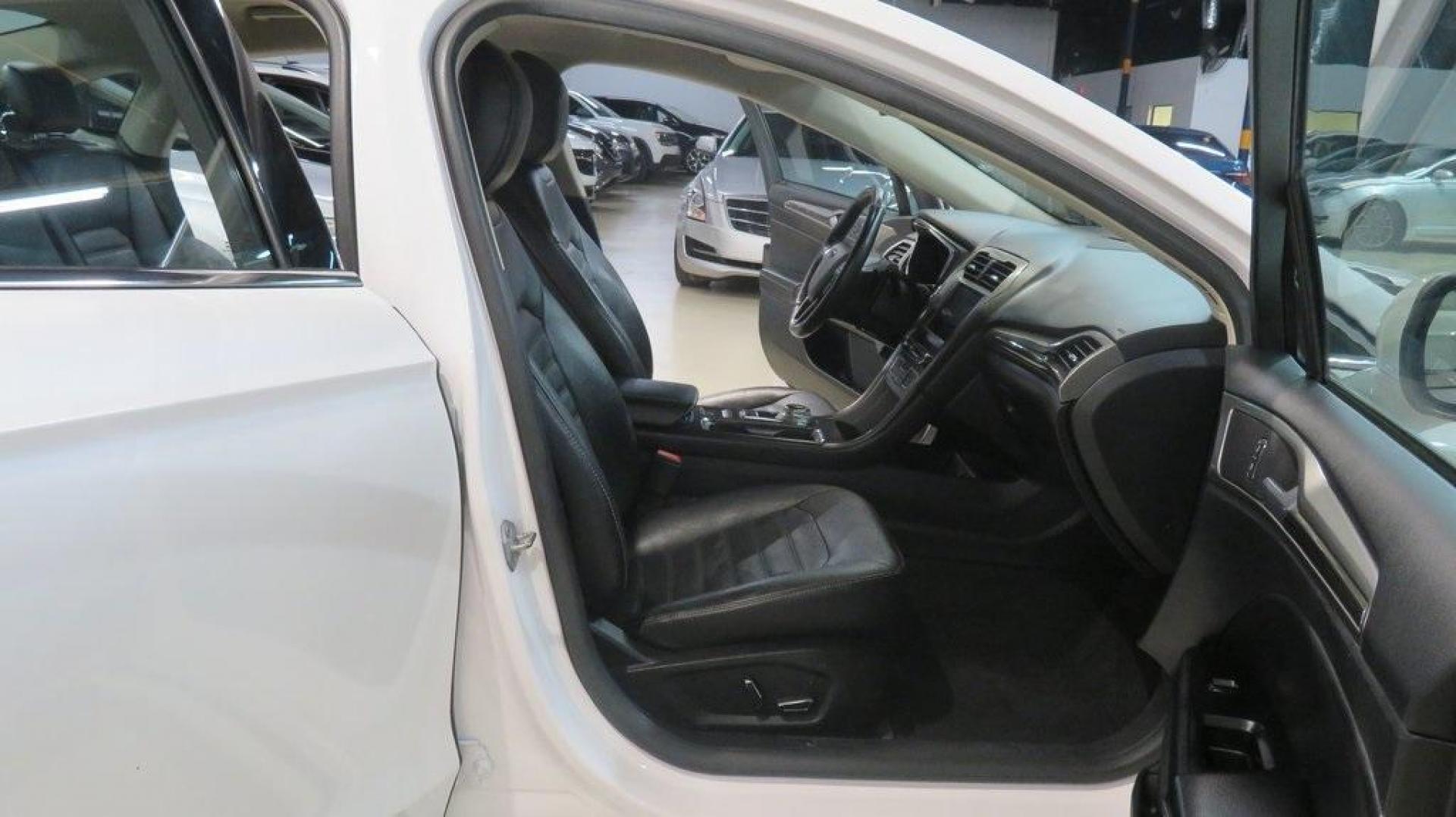 2018 White Platinum /Ebony Ford Fusion SE (3FA6P0HDXJR) with an 1.5L EcoBoost engine, Automatic transmission, located at 15300 Midway Rd., Addison, TX, 75001, (972) 702-0011, 32.958321, -96.838074 - Photo#15