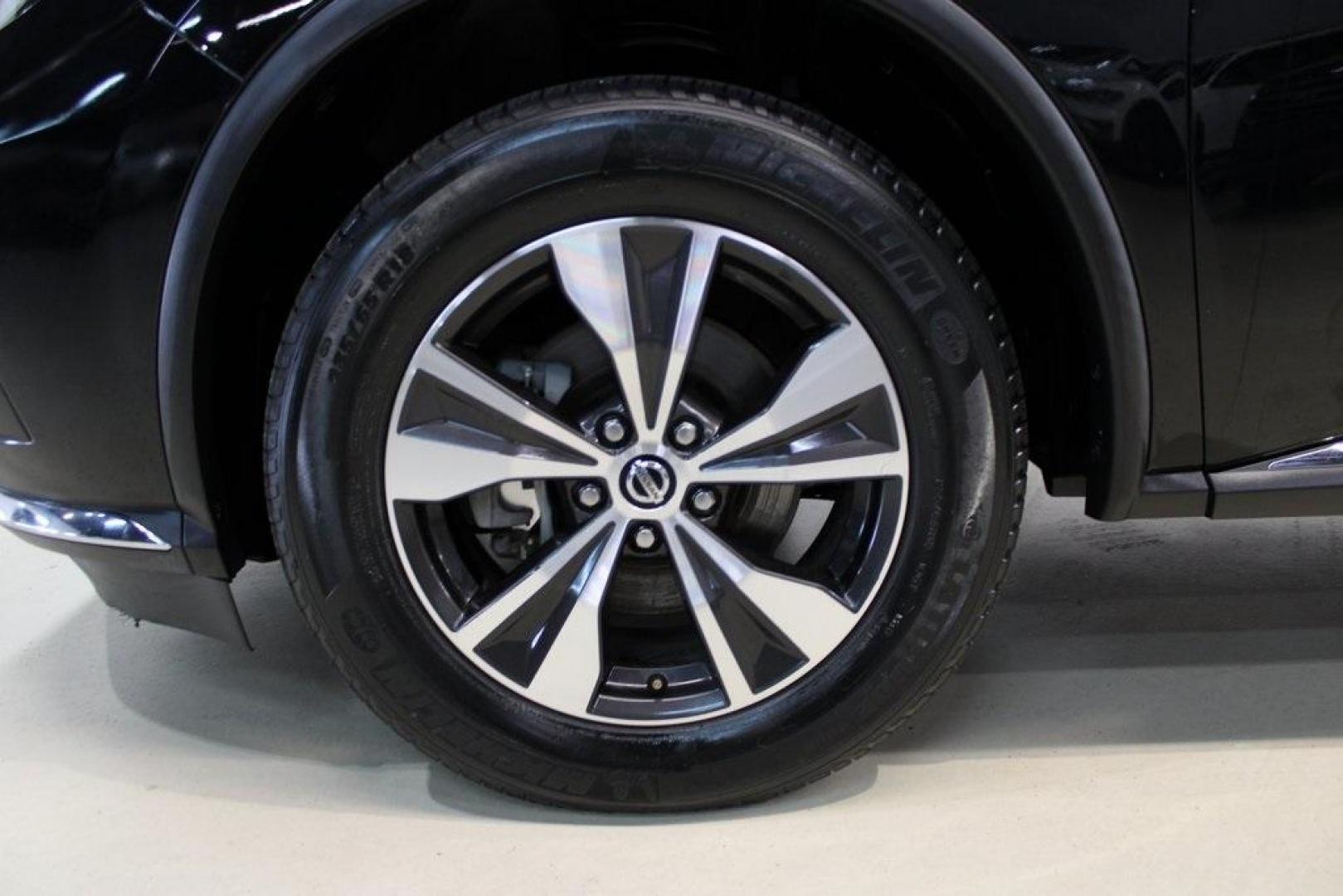 2020 Super Black Metallic /Graphite Nissan Murano SV (5N1AZ2BS9LN) with an 3.5L V6 DOHC 24V engine, CVT transmission, located at 15300 Midway Rd., Addison, TX, 75001, (972) 702-0011, 32.958321, -96.838074 - 2020 Nissan Murano SL<br>Now Available at Midway Auto Group Addison, Texas<br><br>Upscale, smooth, and packed with advanced features, the 2020 Nissan Murano SL is a midsize SUV that blends comfort and technology with confident performance. With a sleek design, premium interior, and an impressive su - Photo#8