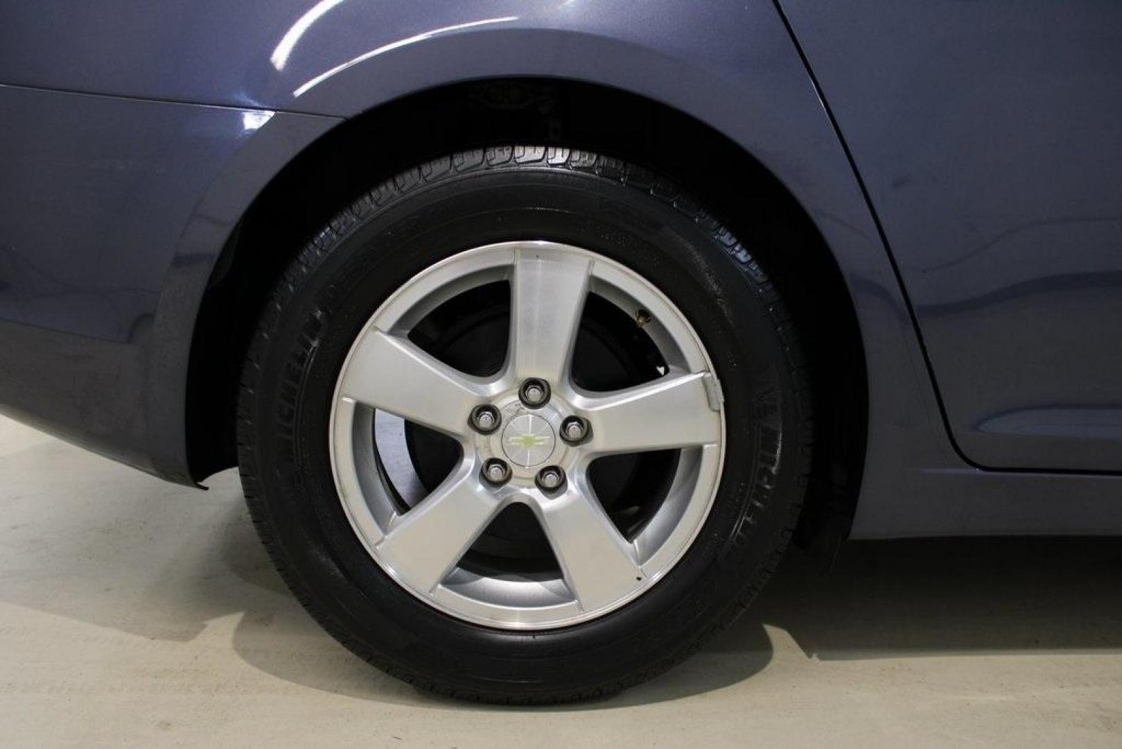 2014 Atlantis Blue Metallic /Medium Titanium Chevrolet Cruze 1LT (1G1PC5SB7E7) with an ECOTEC 1.4L I4 SMPI DOHC Turbocharged VVT engine, Automatic transmission, located at 15300 Midway Rd., Addison, TX, 75001, (972) 702-0011, 32.958321, -96.838074 - Photo#10