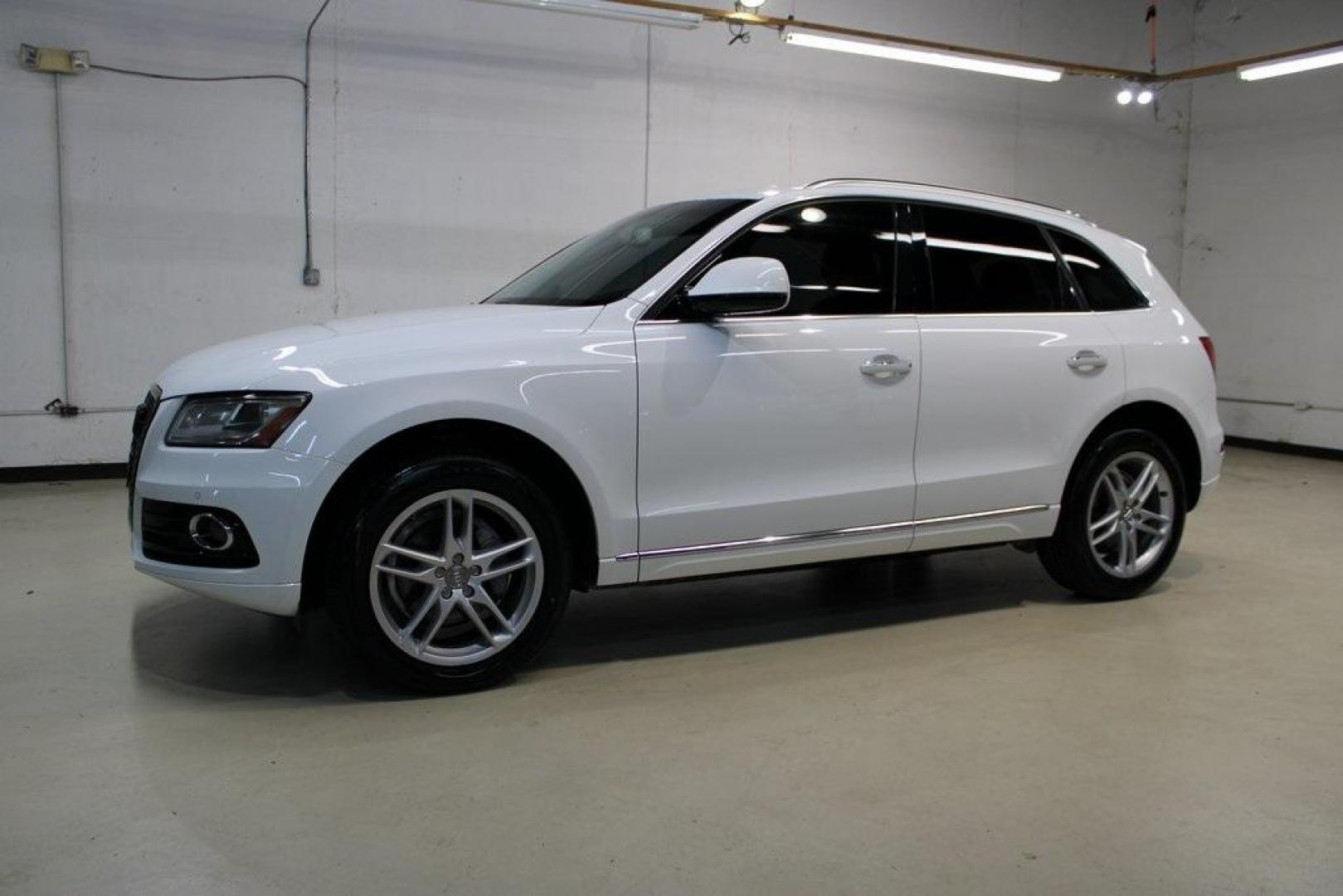 2017 White /Black Audi Q5 2.0T Premium (WA1C2AFP4HA) with an 2.0L 4-Cylinder TFSI engine, Automatic transmission, located at 15300 Midway Rd., Addison, TX, 75001, (972) 702-0011, 32.958321, -96.838074 - Photo#4