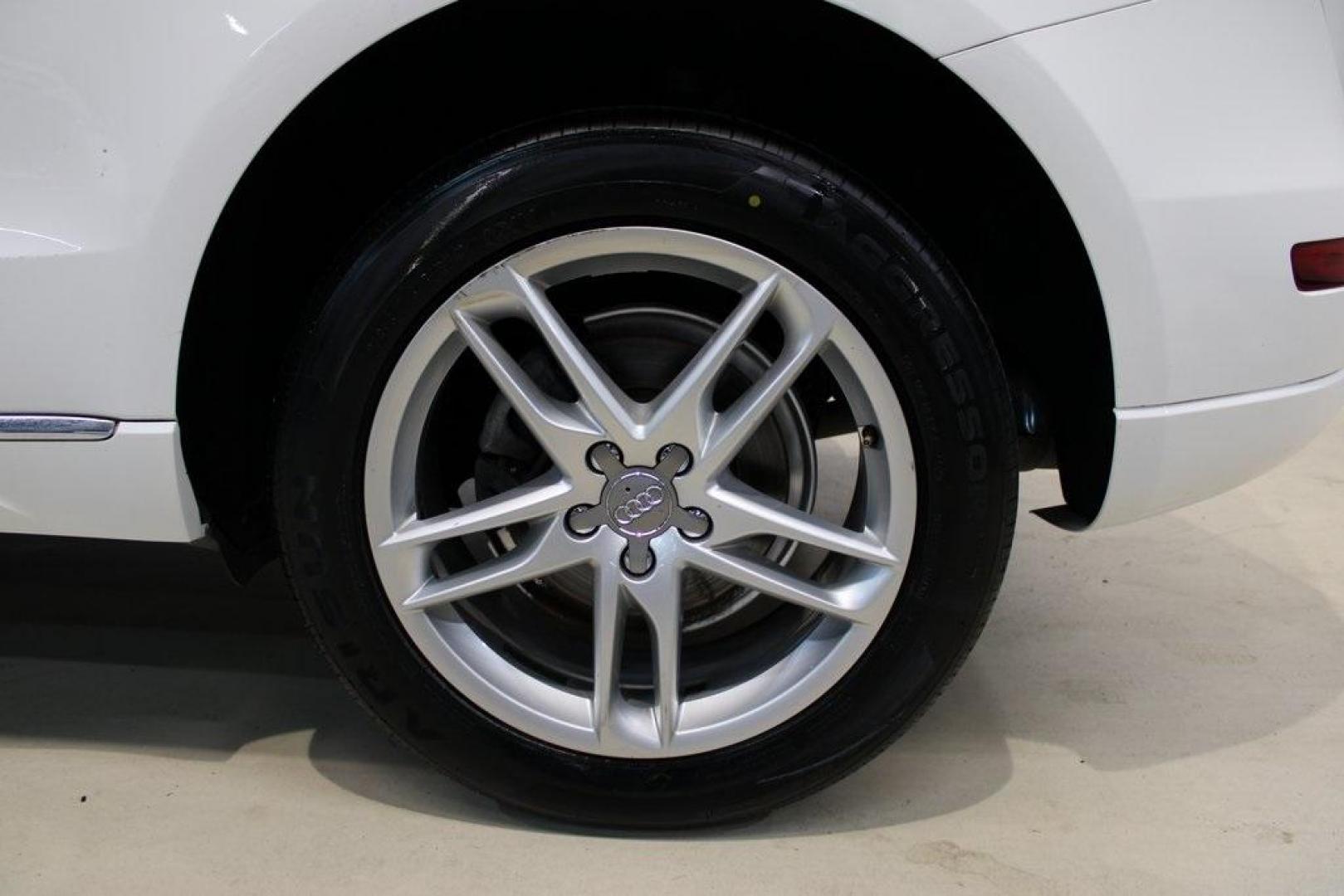 2017 White /Black Audi Q5 2.0T Premium (WA1C2AFP4HA) with an 2.0L 4-Cylinder TFSI engine, Automatic transmission, located at 15300 Midway Rd., Addison, TX, 75001, (972) 702-0011, 32.958321, -96.838074 - Photo#9