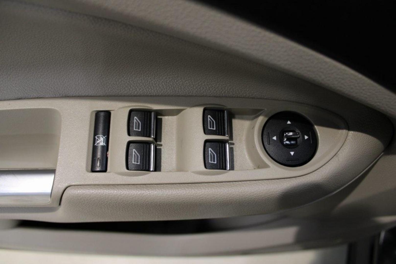 2015 Magnetic /Medium Light Stone Ford Escape SE (1FMCU0GXXFU) with an EcoBoost 1.6L I4 GTDi DOHC Turbocharged VCT engine, Automatic transmission, located at 15300 Midway Rd., Addison, TX, 75001, (972) 702-0011, 32.958321, -96.838074 - 2015 Ford Escape SE<br>Now Available at Midway Auto Group Addison, Texas<br><br>Sporty, practical, and fuel-efficient, the 2015 Ford Escape SE offers everything you want in a compact SUVresponsive handling, flexible cargo space, and modern technology. Whether you're navigating daily errands in Addi - Photo#28