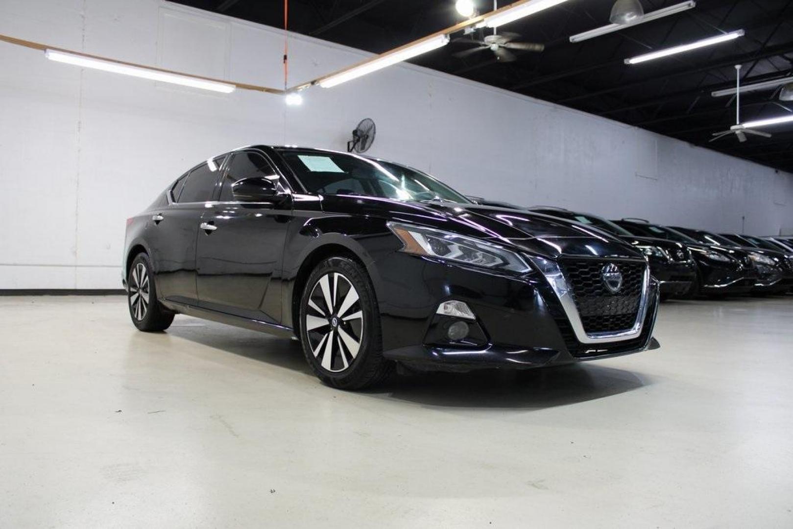 2019 Super Black Clearcoat /Charcoal Nissan Altima 2.5 SL (1N4BL4EV8KC) with an 2.5L 4-Cylinder DOHC 16V engine, CVT transmission, located at 15300 Midway Rd., Addison, TX, 75001, (972) 702-0011, 32.958321, -96.838074 - Photo#1