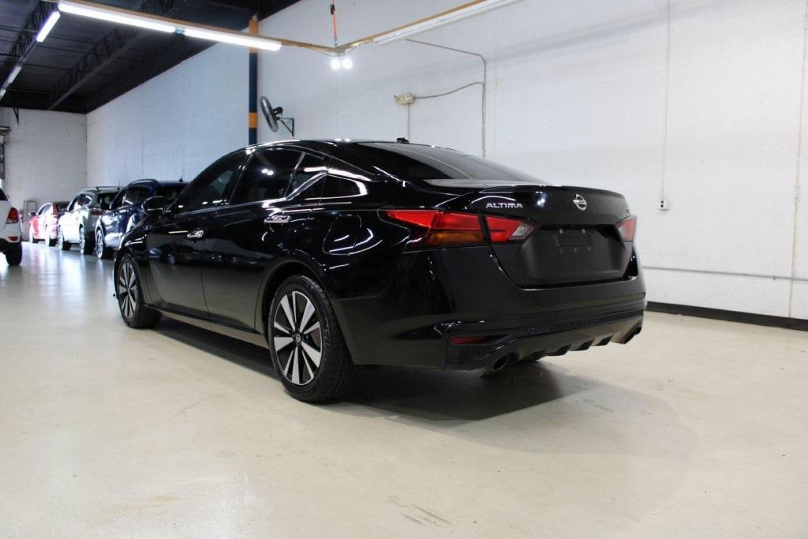 2019 Super Black Clearcoat /Charcoal Nissan Altima 2.5 SL (1N4BL4EV8KC) with an 2.5L 4-Cylinder DOHC 16V engine, CVT transmission, located at 15300 Midway Rd., Addison, TX, 75001, (972) 702-0011, 32.958321, -96.838074 - Photo#3