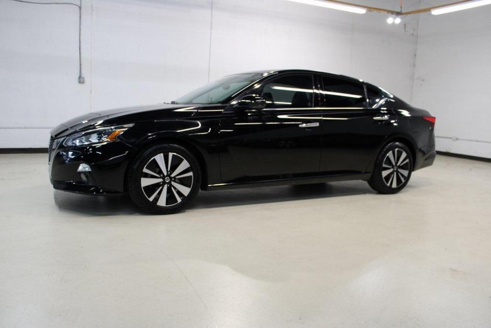 2019 Super Black Clearcoat /Charcoal Nissan Altima 2.5 SL (1N4BL4EV8KC) with an 2.5L 4-Cylinder DOHC 16V engine, CVT transmission, located at 15300 Midway Rd., Addison, TX, 75001, (972) 702-0011, 32.958321, -96.838074 - Photo#4