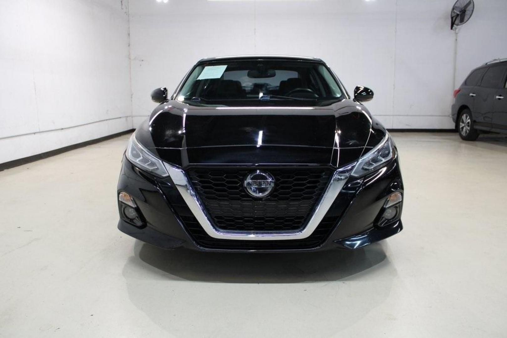 2019 Super Black Clearcoat /Charcoal Nissan Altima 2.5 SL (1N4BL4EV8KC) with an 2.5L 4-Cylinder DOHC 16V engine, CVT transmission, located at 15300 Midway Rd., Addison, TX, 75001, (972) 702-0011, 32.958321, -96.838074 - Photo#5